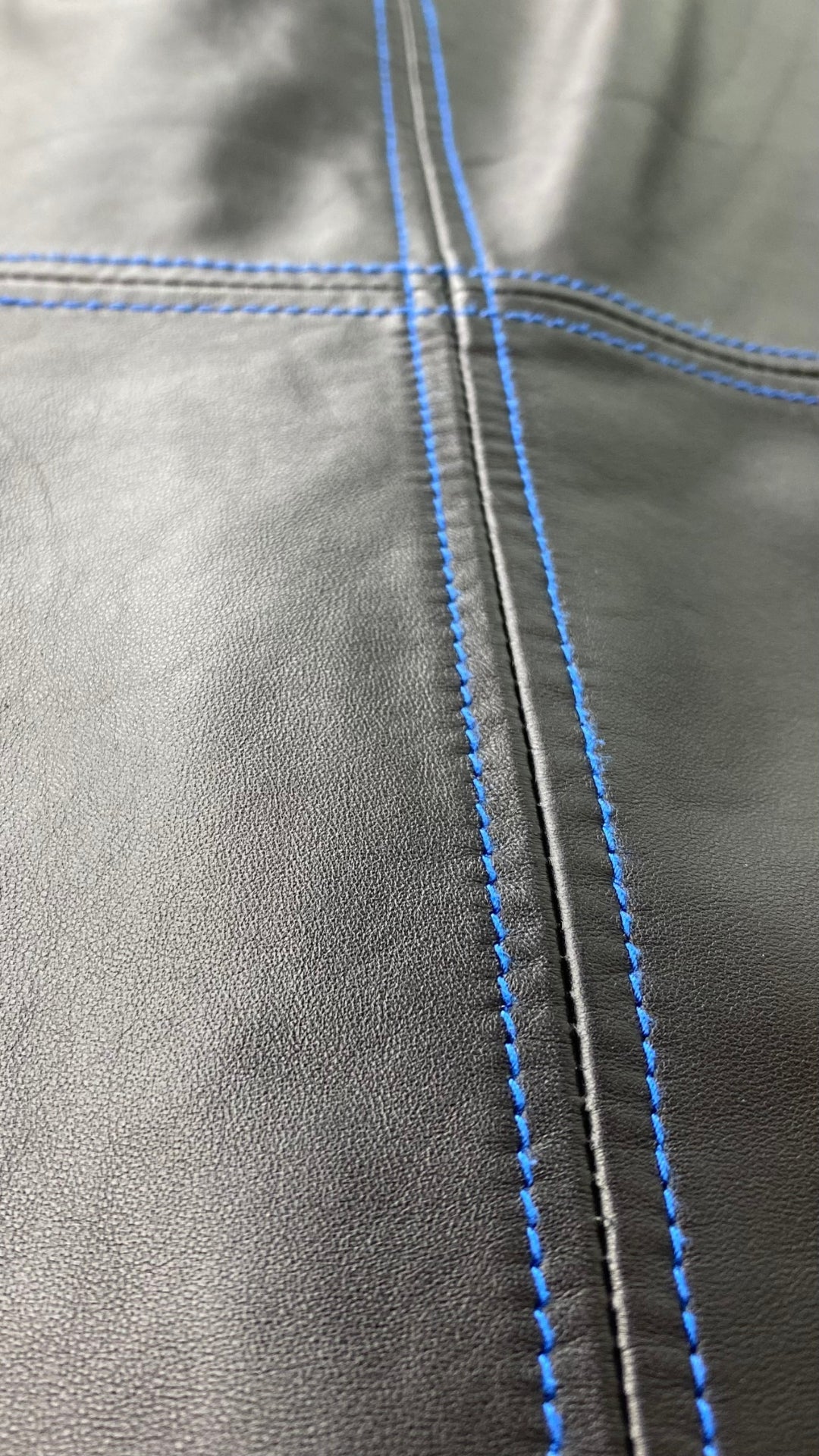Robe ajustée en cuir à surpiqûres bleu royal Tristan taille 4. Vue de près du cuir et de la surpiqûre.