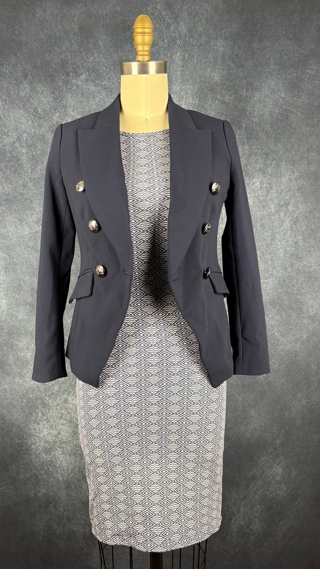 Robe ajustée en fin jacquard à motifs Nadya Toto, taille xs. Vue de l'agencement avec le blazer marine Banana Republic.