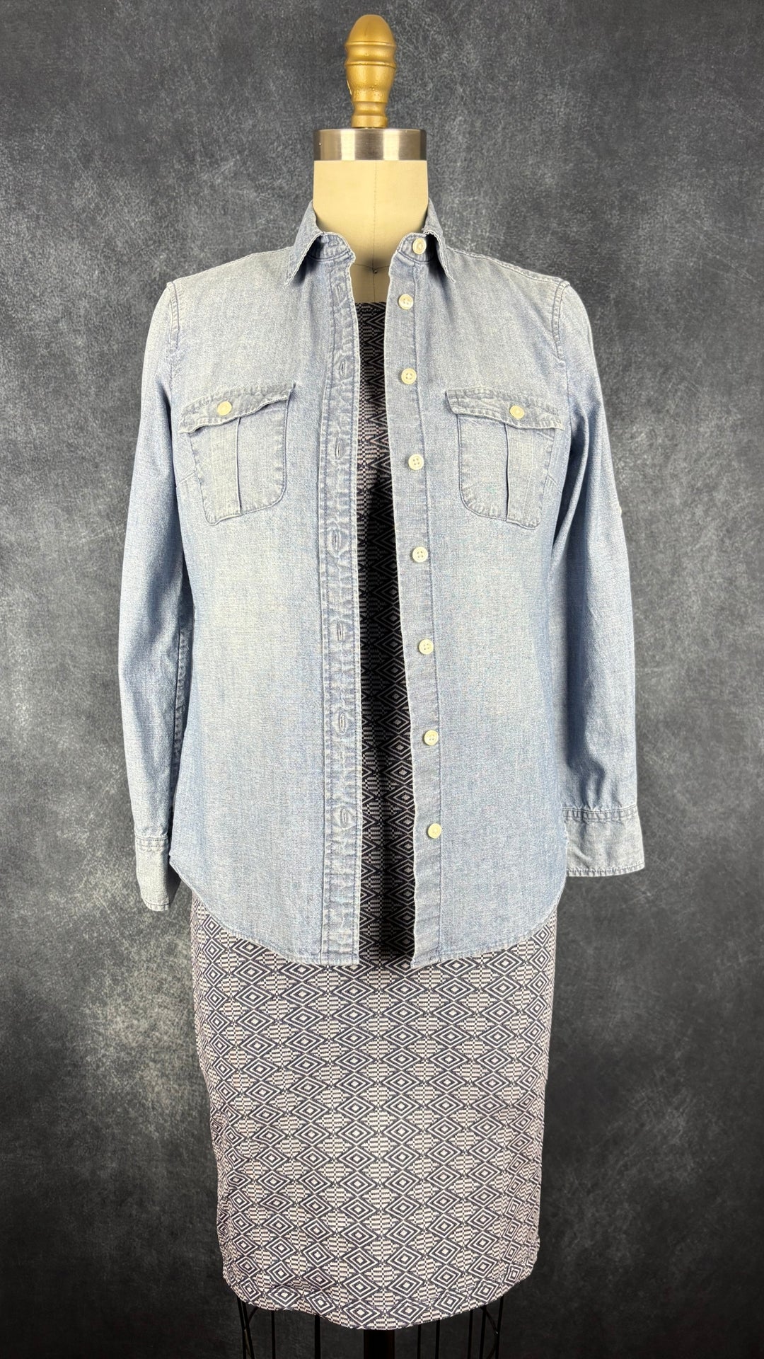 Robe ajustée en fin jacquard à motifs Nadya Toto, taille xs. Vue de l'agencement avec le chemisier en denim pâle J.Crew.