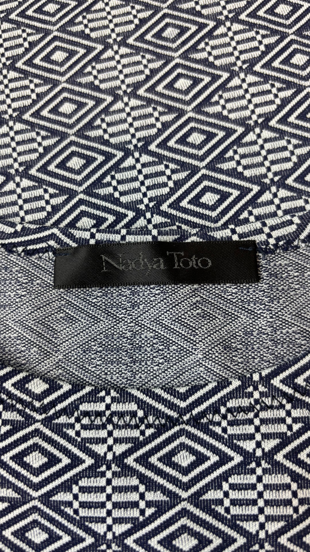 Robe ajustée en fin jacquard à motifs Nadya Toto, taille xs. Vue de l'étiquette.