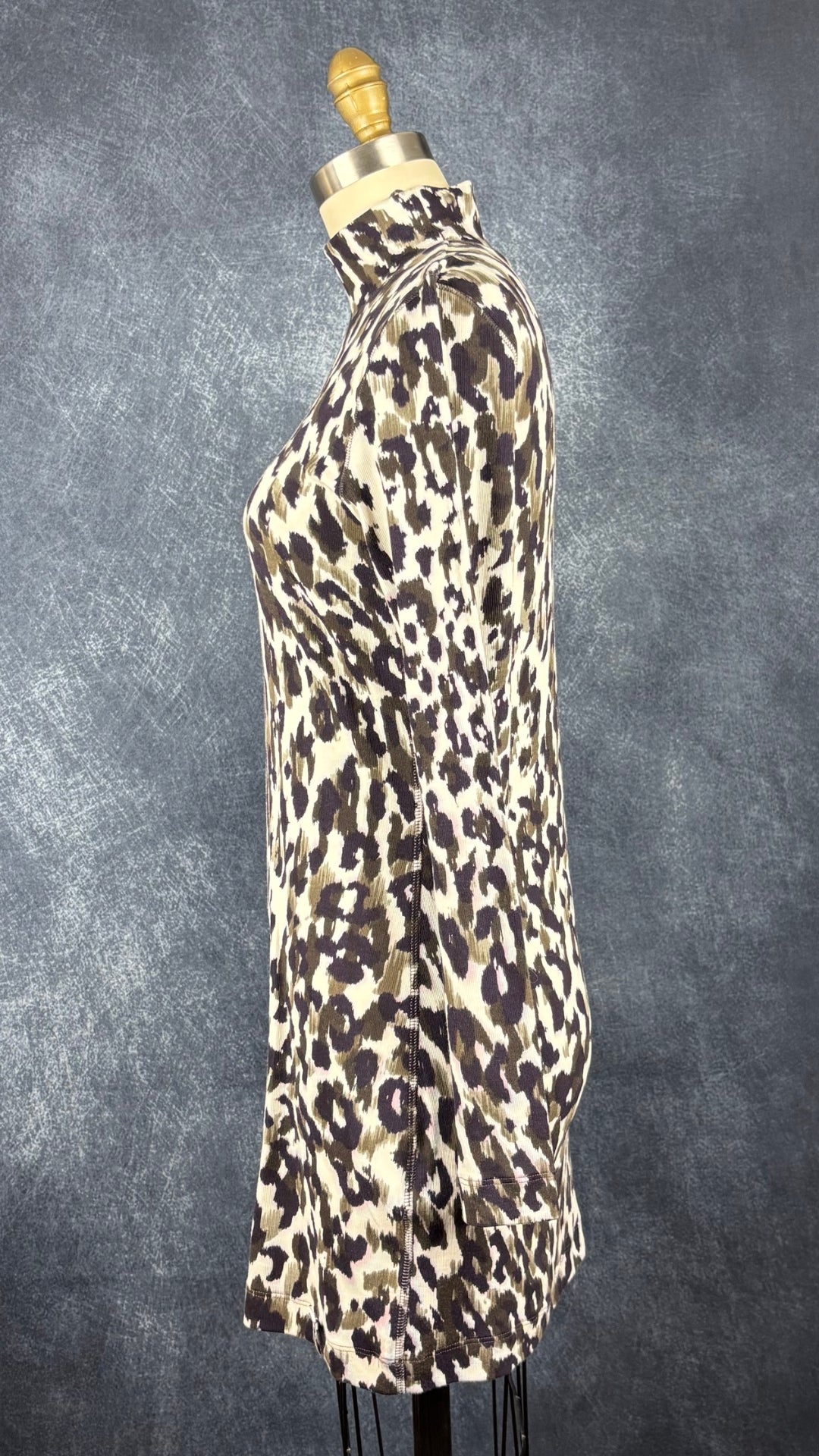 Robe tunique ajustée à motifs abstraits et petit col montant Marc Cain, taille N4 (estimée à xs/s). Vue de côté.