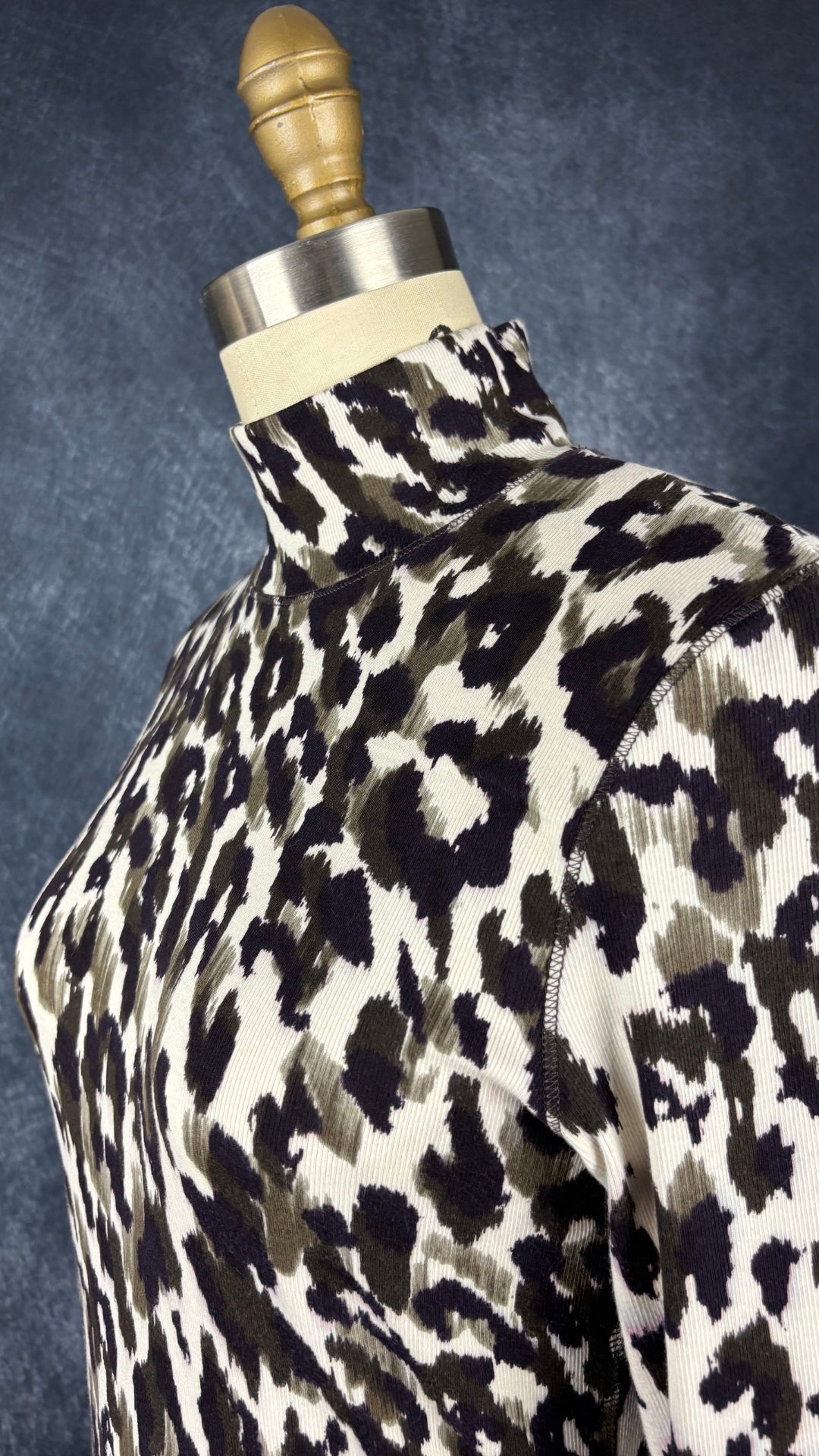 Robe tunique ajustée à motifs abstraits et petit col montant Marc Cain, taille N4 (estimée à xs/s). Vue de l'encolure.