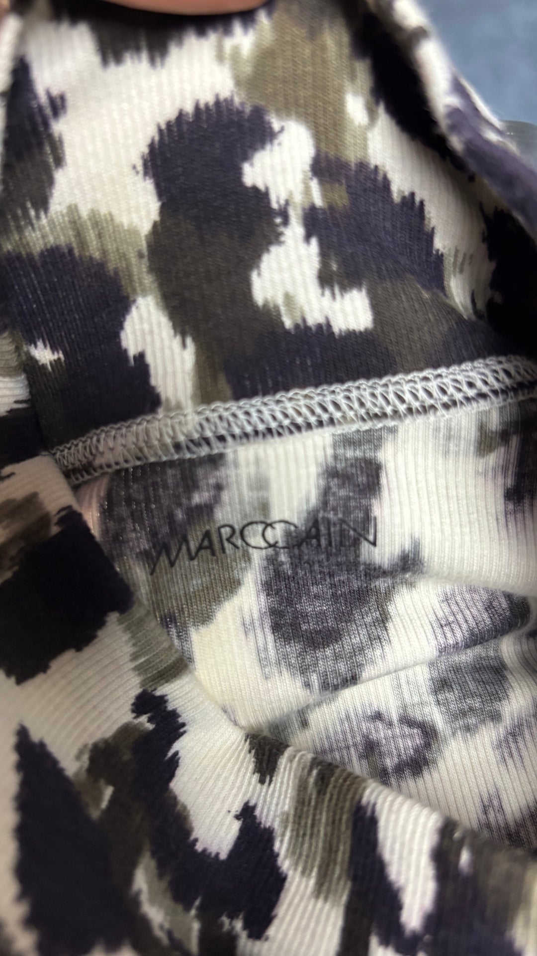 Robe tunique ajustée à motifs abstraits et petit col montant Marc Cain, taille N4 (estimée à xs/s). Vue de la marque dans l'encolure.