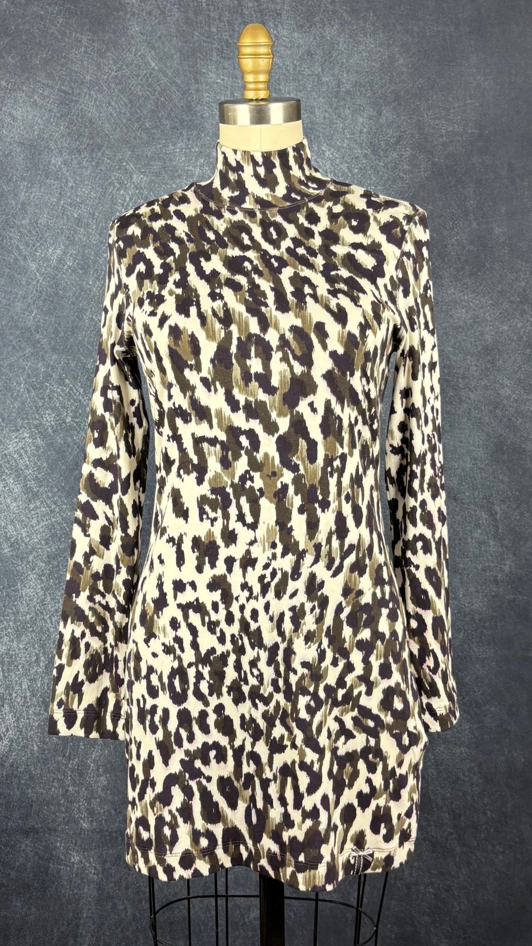 Robe tunique ajustée à motifs abstraits et petit col montant Marc Cain, taille N4 (estimée à xs/s). Vue de face.