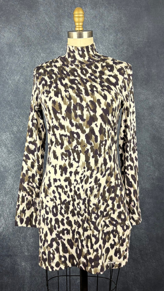 Robe tunique ajustée à motifs abstraits et petit col montant Marc Cain, taille N4 (estimée à xs/s). Vue de face.