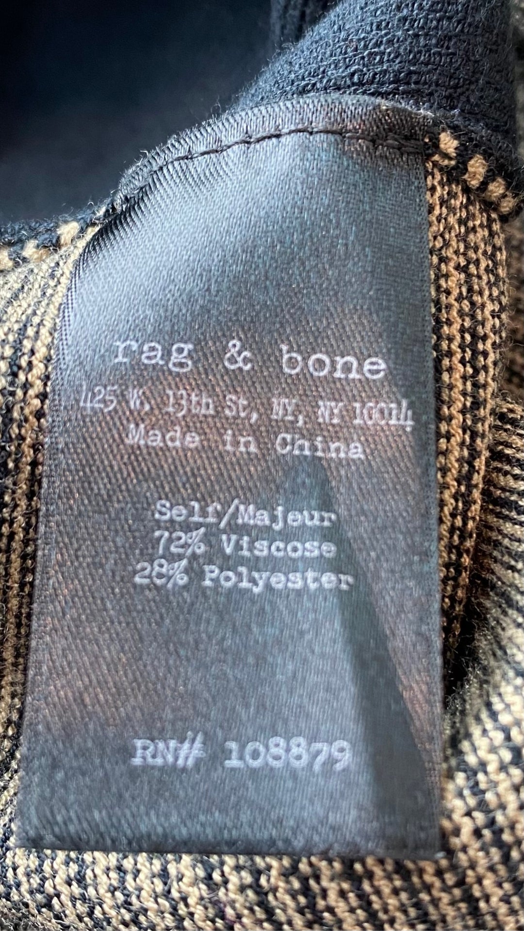Robe ajustée en tricot à rayures Rag & Bone, taille small. Vue de l'étiquette de composition.