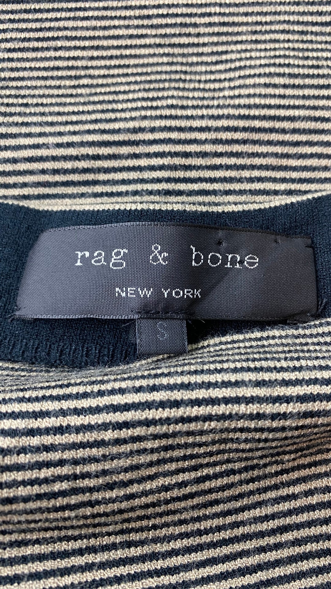 Robe ajustée en tricot à rayures Rag & Bone, taille small. Vue de l'étiquette de marque et taille.