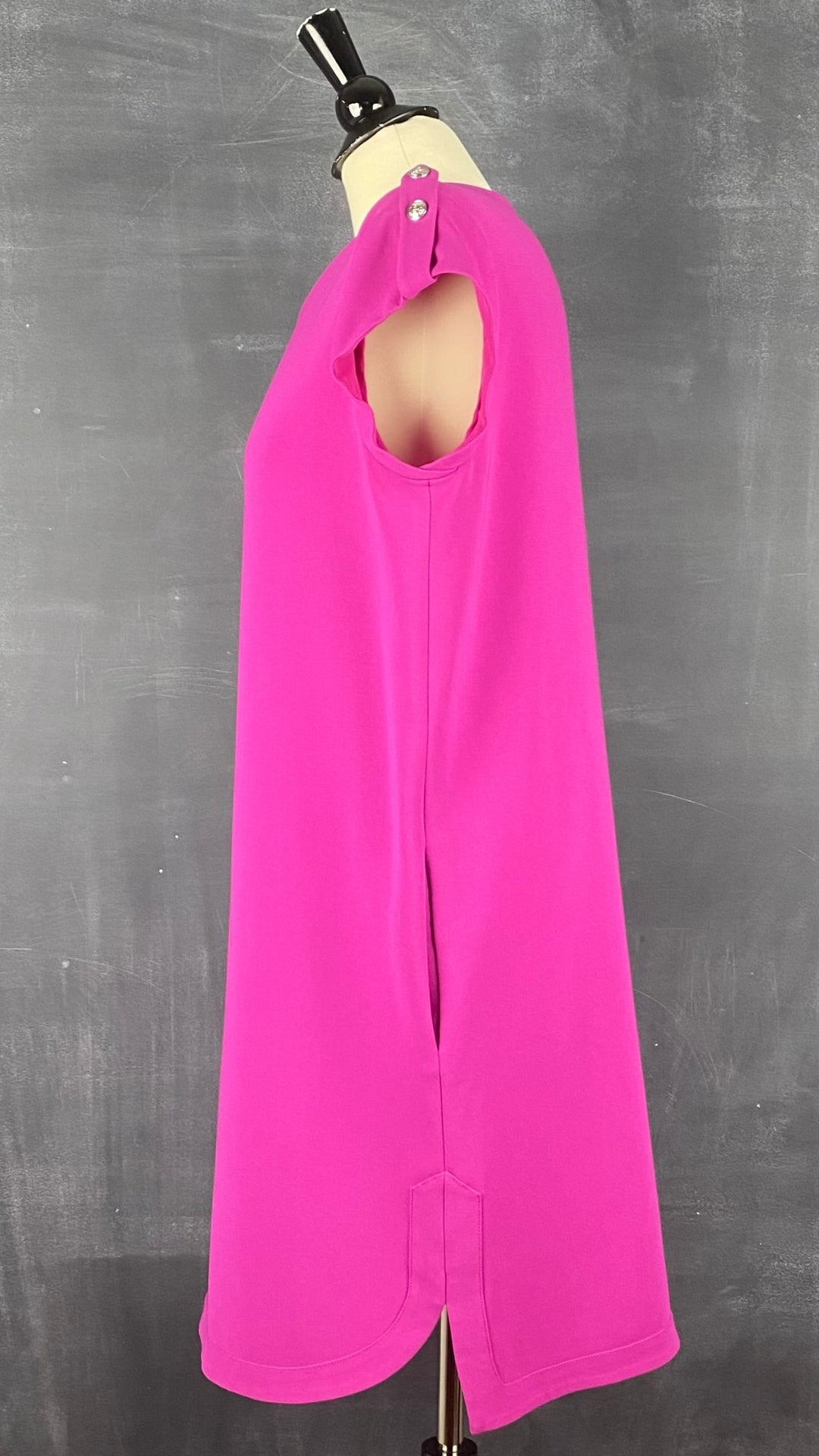 Robe ample avec poches et boutons argentés aux épaules, Diane von Furstenberg, taille 10. Vue de côté.