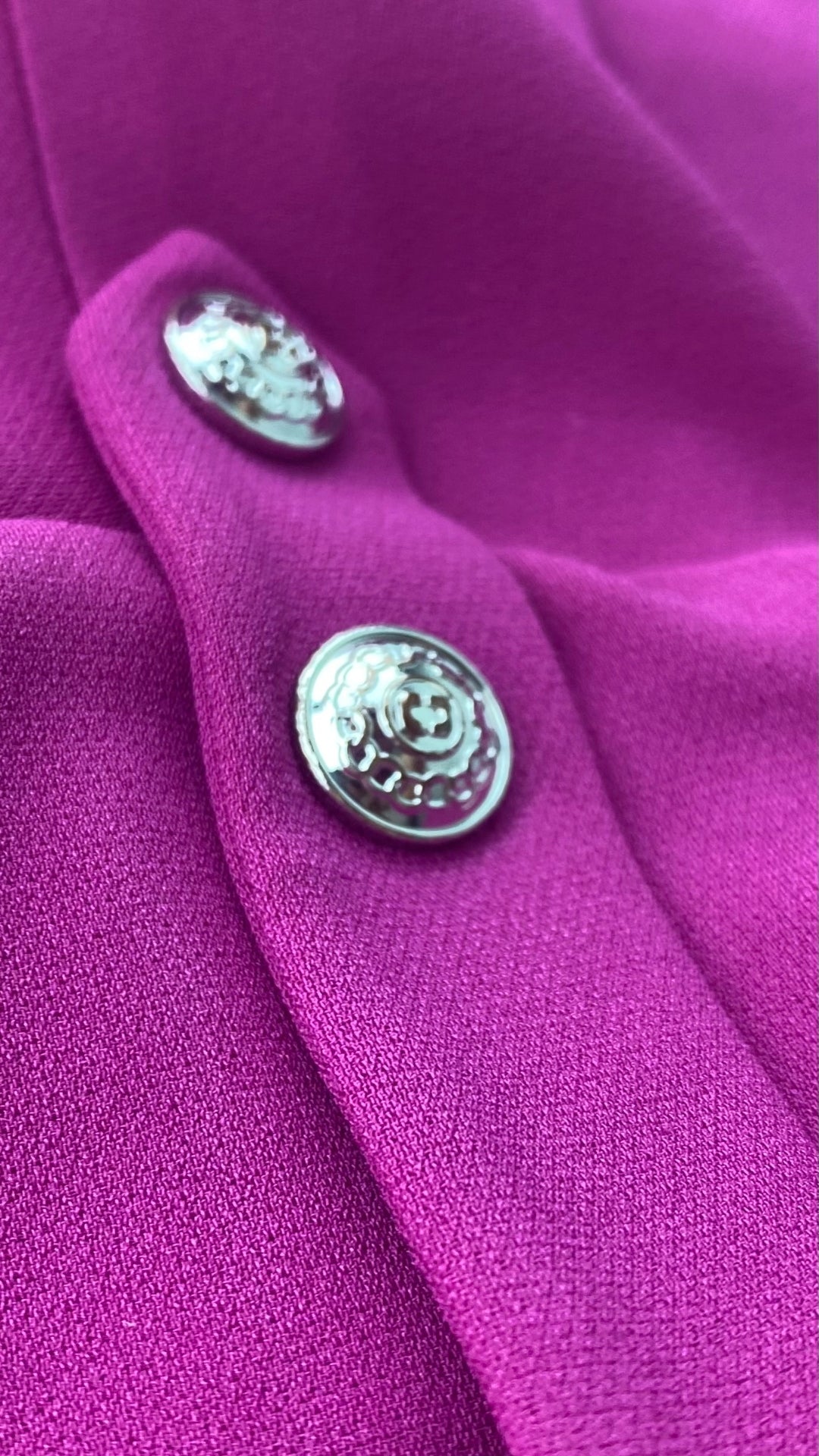 Robe ample avec poches et boutons argentés aux épaules, Diane von Furstenberg, taille 10. Vue de près des boutons.