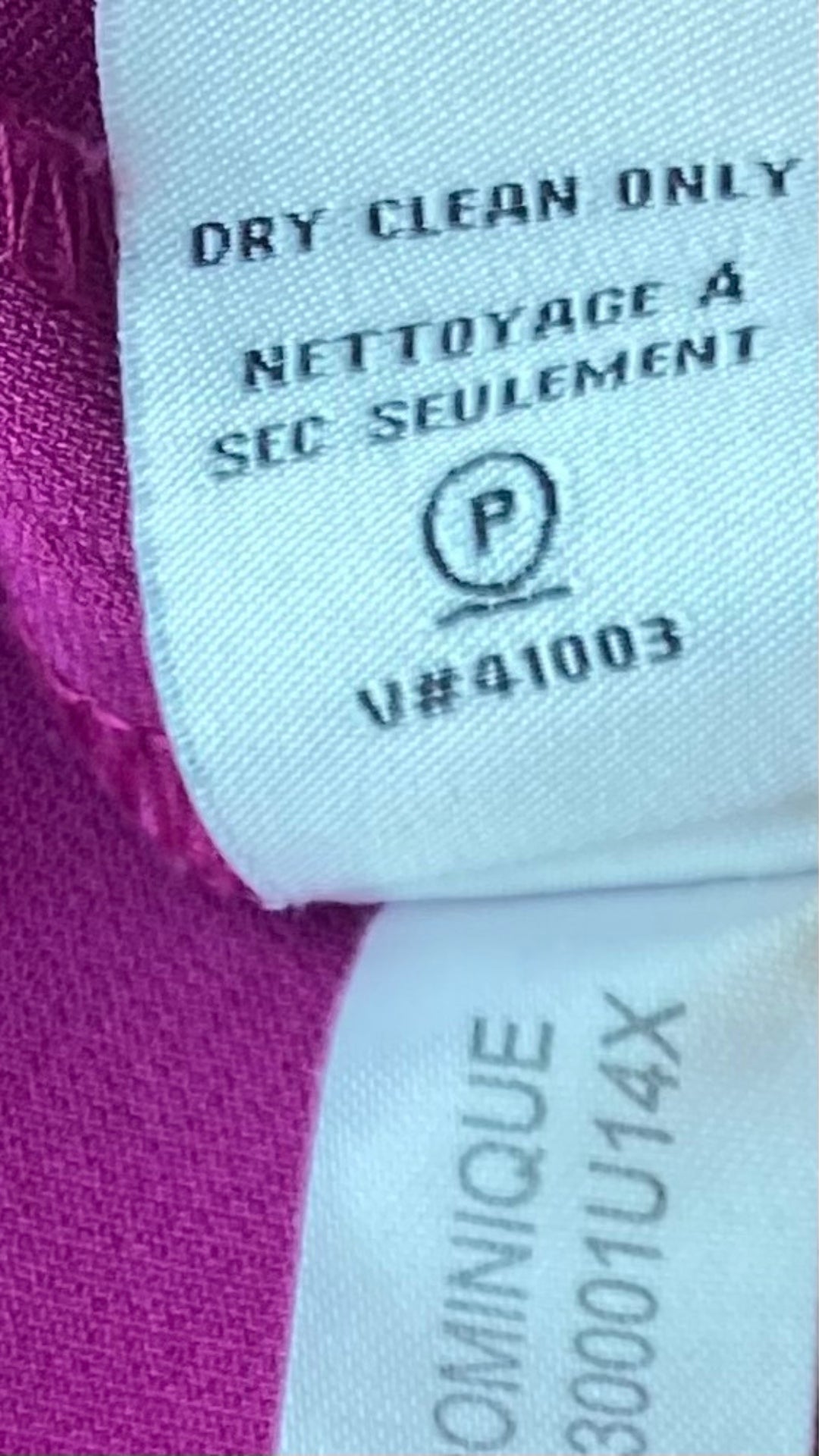 Robe ample avec poches et boutons argentés aux épaules, Diane von Furstenberg, taille 10. Vue de l'étiquette d'entretien.