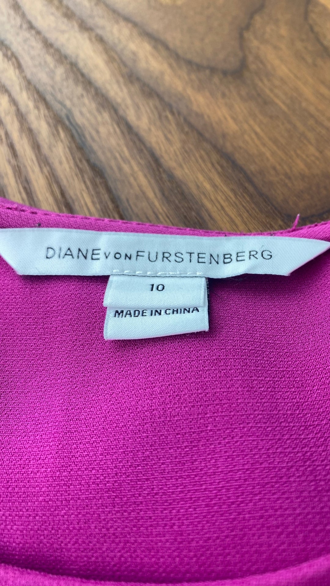 Robe ample avec poches et boutons argentés aux épaules, Diane von Furstenberg, taille 10. Vue de l'étiquette de marque et taille.