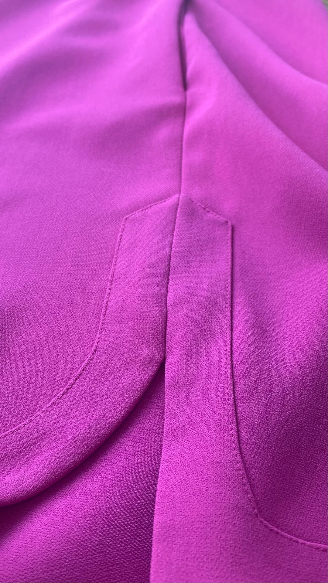 Robe ample avec poches et boutons argentés aux épaules, Diane von Furstenberg, taille 10. Vue de l'ourlet de côté.