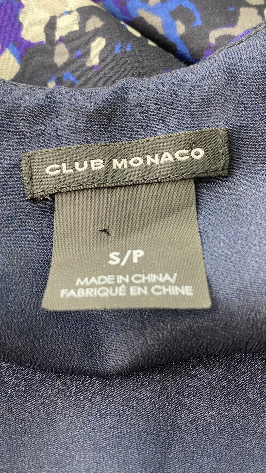 Robe ample en soie à dos dégagé, Club Monaco, taille small. Vue de l'étiquette de marque et taille.