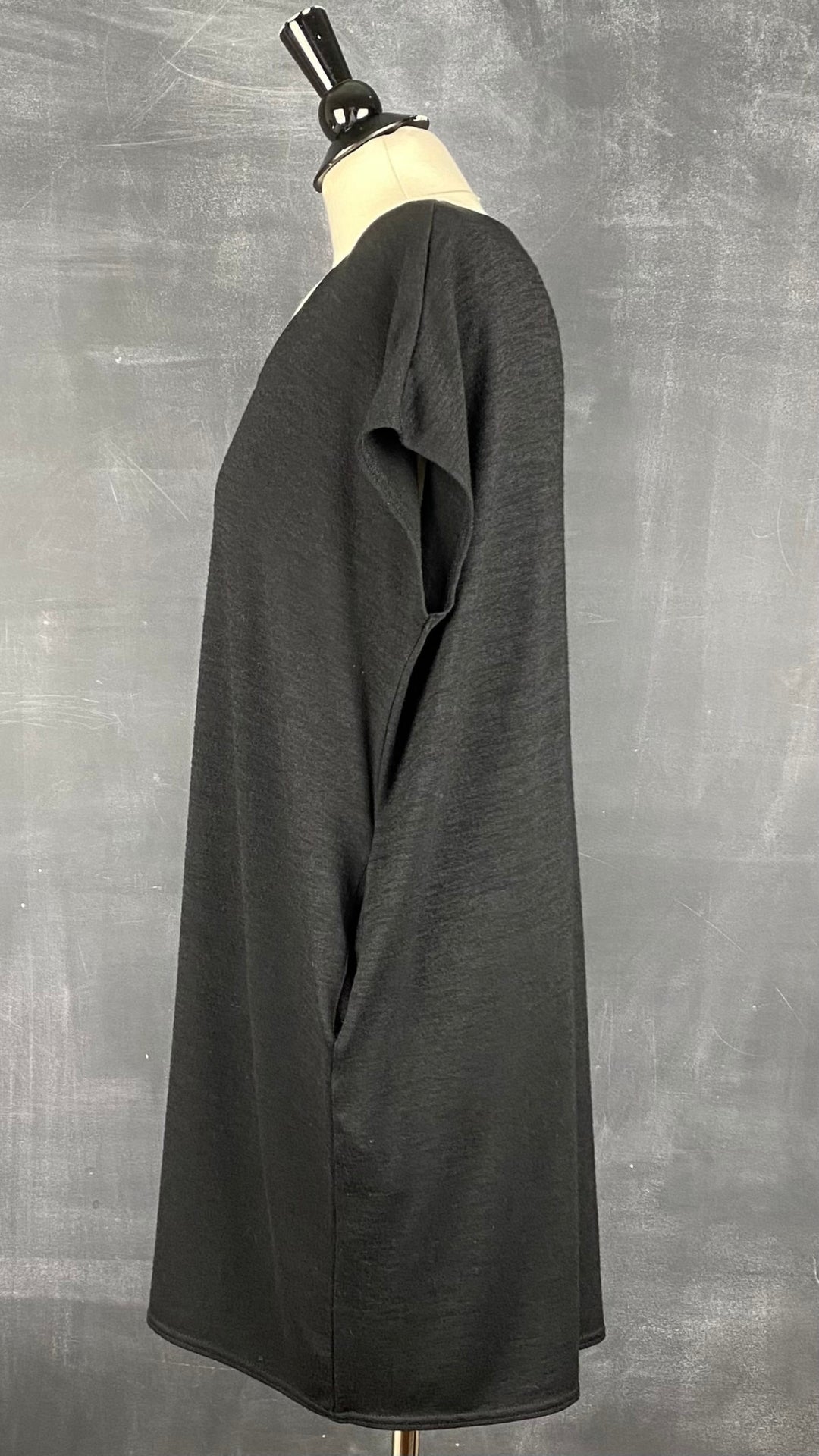 Robe ample en tricot noir Wilfred Free de Aritzia, taille xs (peut aussi faire small). Vue de côté.