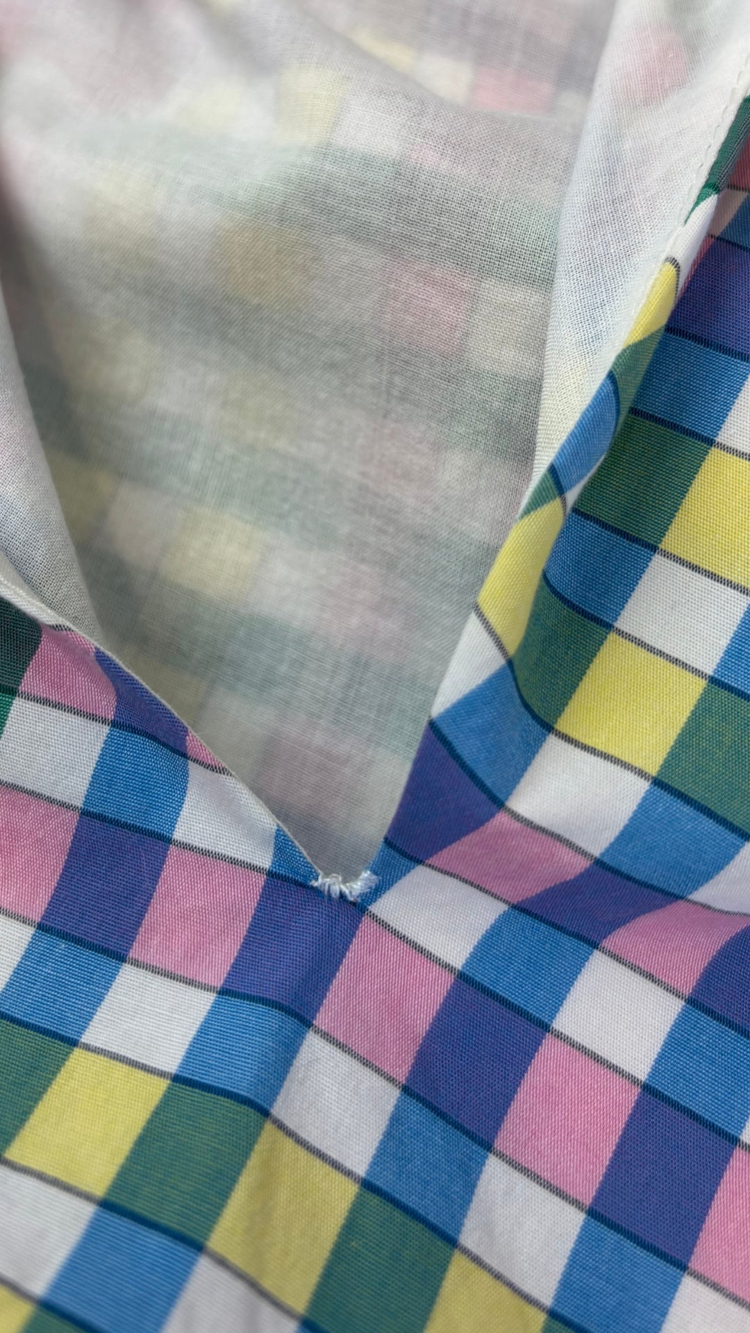 Robe bain de soleil colorée en coton J.Crew, taille 4 (s). Vue de près de la petite solidification à l'encolure.