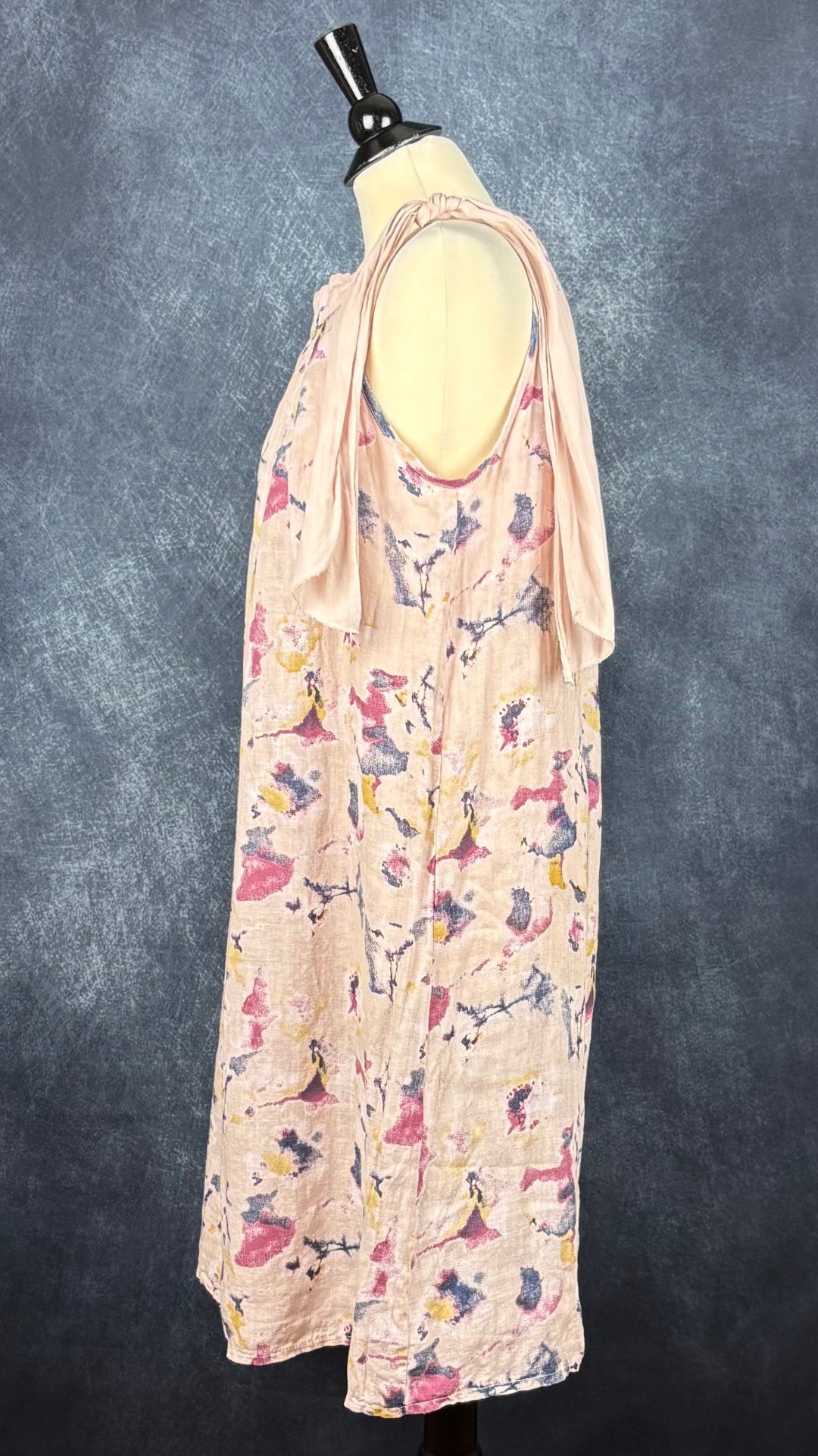 Robe bain de soleil en lin à doux motifs Bellambra, taille medium. Vue de côté.