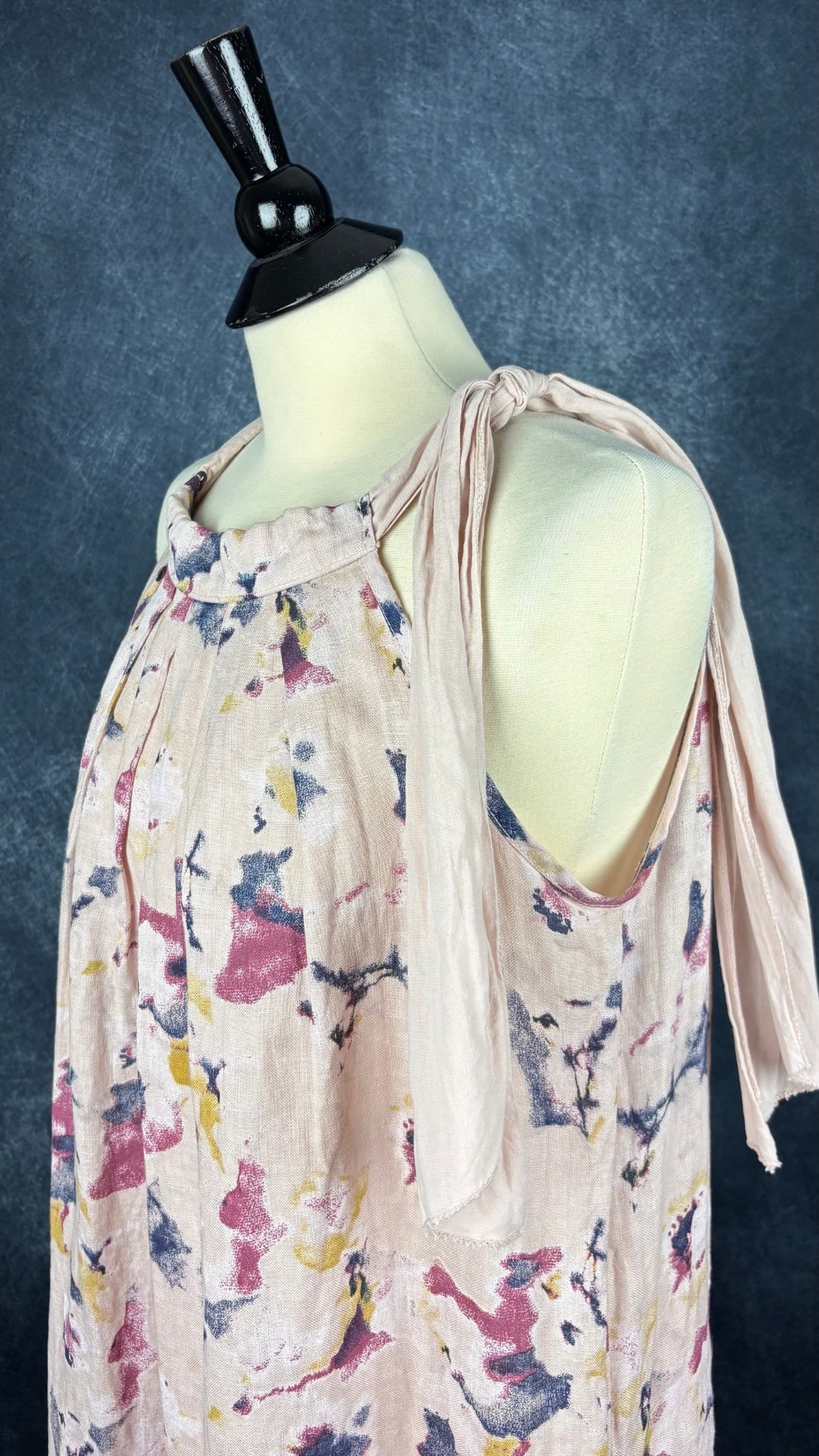 Robe bain de soleil en lin à doux motifs Bellambra, taille medium. Vue de l'encolure.