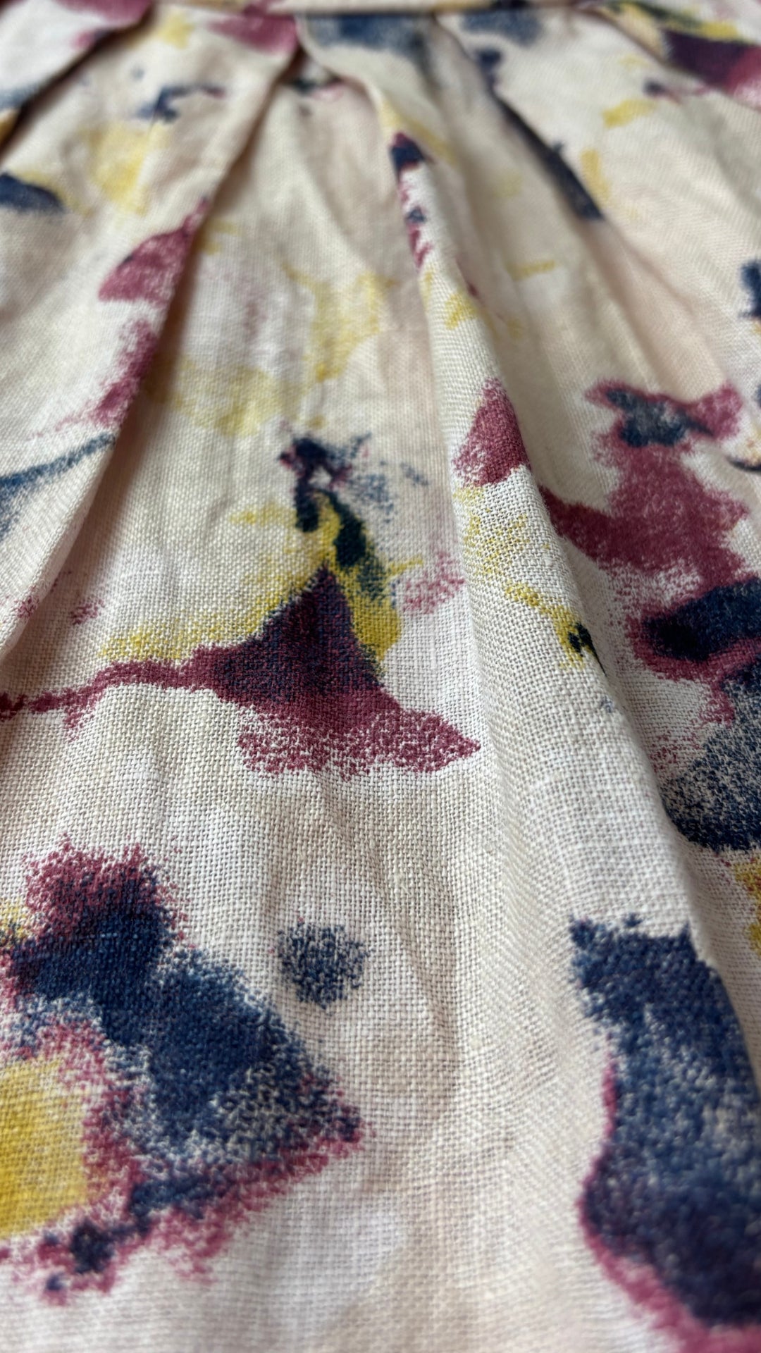 Robe bain de soleil en lin à doux motifs Bellambra, taille medium. Vue de près du tissu.