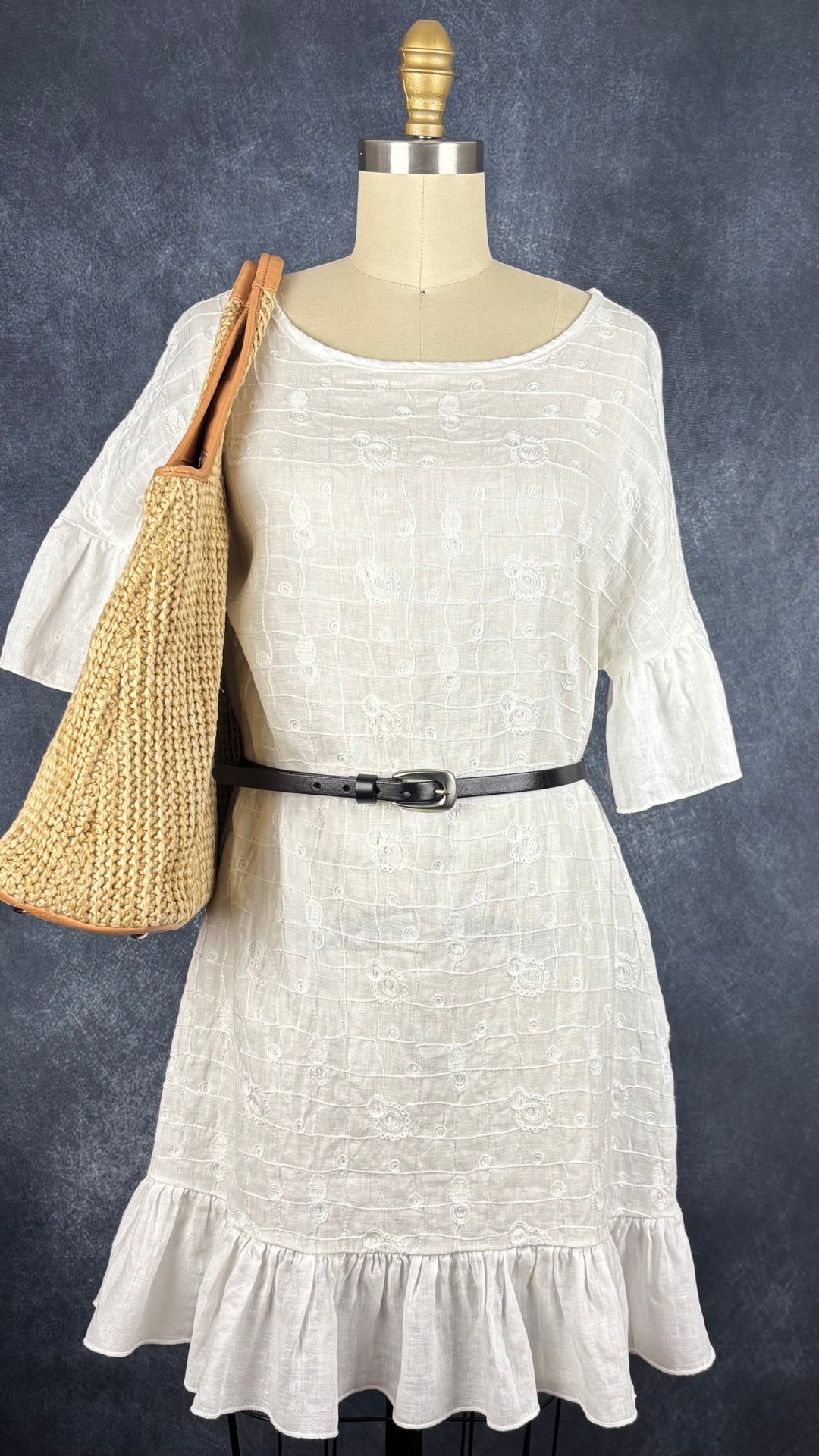 Robe blanche en lin Luisa Perla, taille xs. Vue de l'agencement avec sac en paille et ceinture noire.