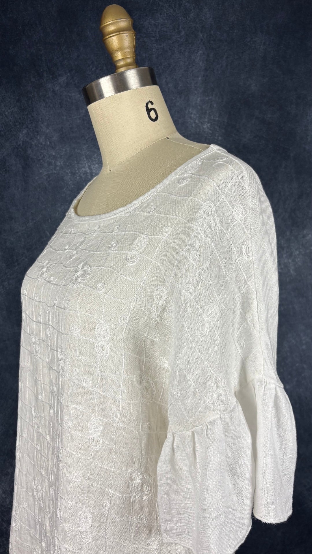 Robe blanche en lin Luisa Perla, taille xs. Vue de l'encolure.