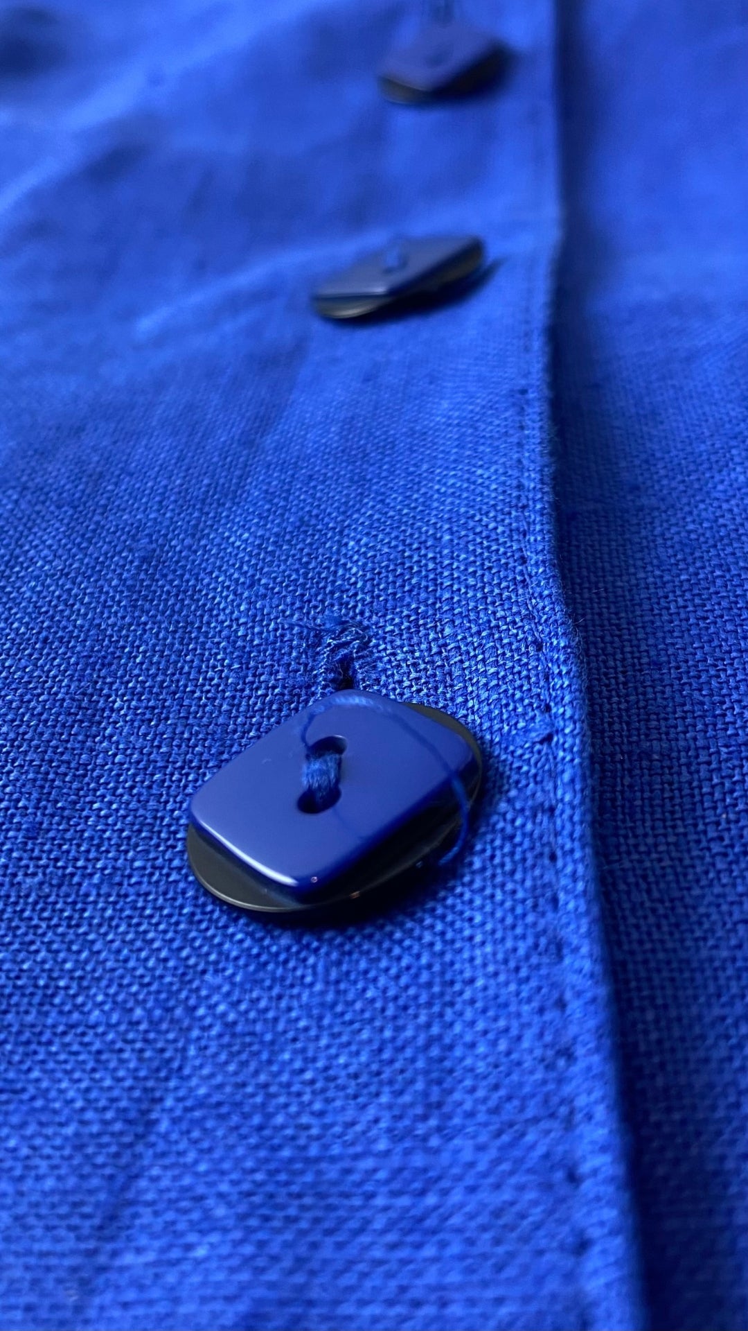 Robe bleue boutonnée en lin Steilmann, taille 6 (xs/s). Vue de près des boutons.