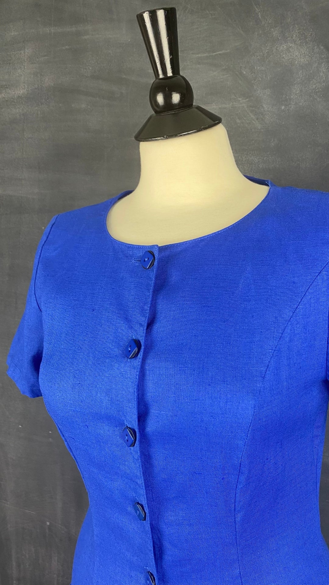Robe bleue boutonnée en lin Steilmann, taille 6 (xs/s). Vue de l'encolure.