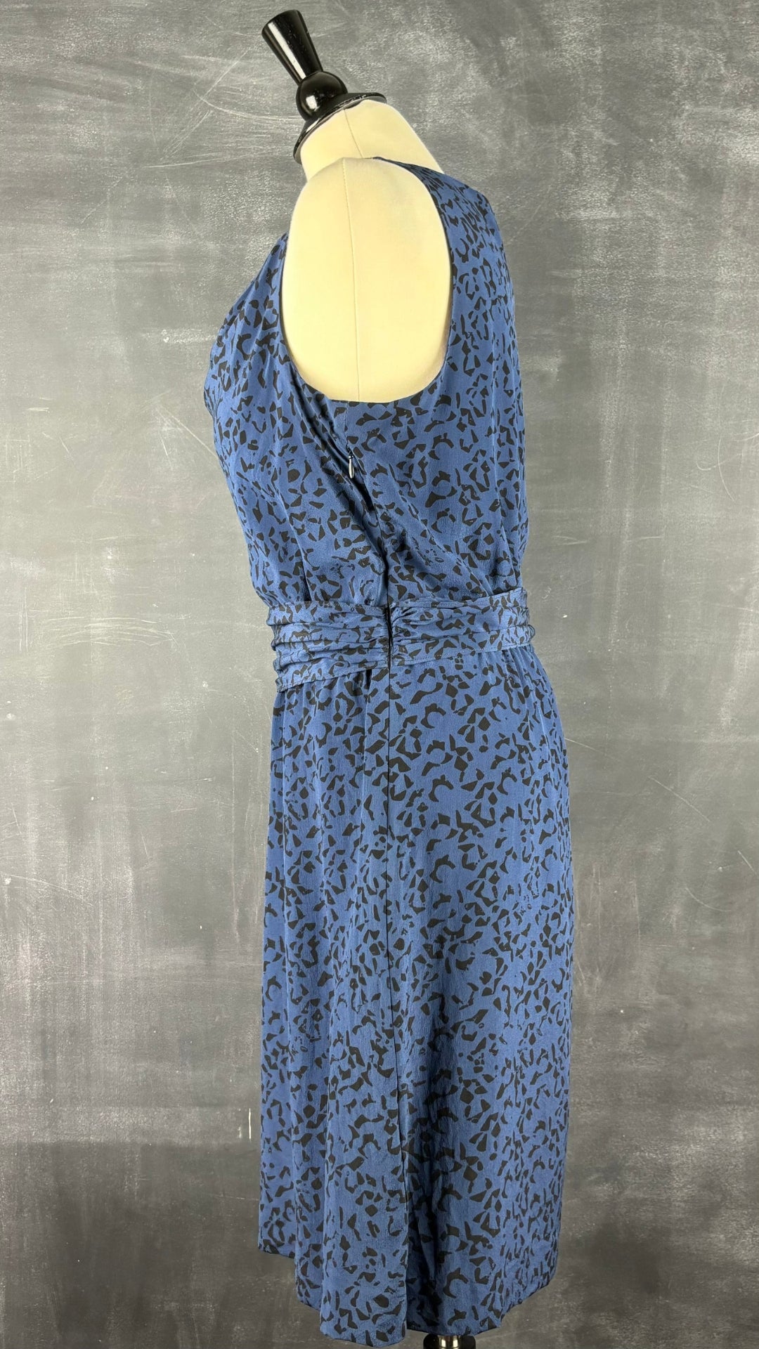 Robe bleue et noire en soie à motifs Theory, taille 8. Vue de côté.