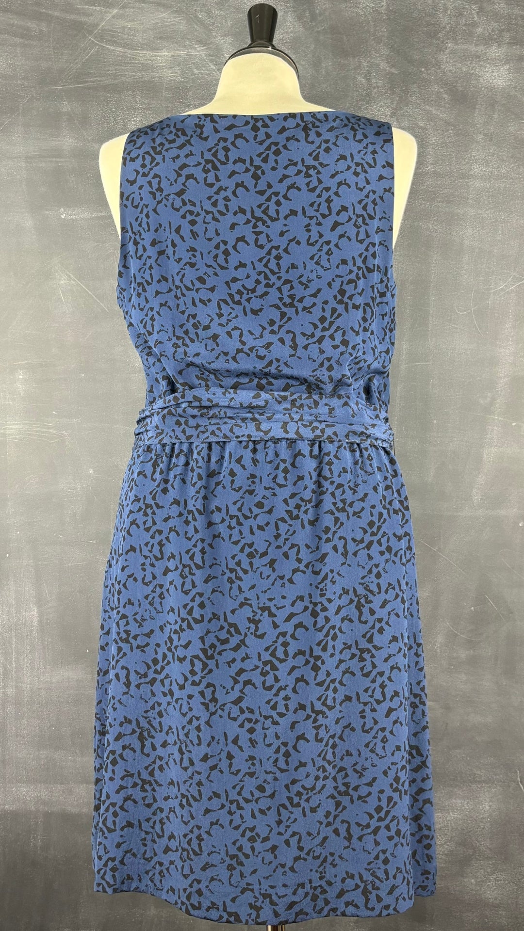 Robe bleue et noire en soie à motifs Theory, taille 8. Vue de dos.