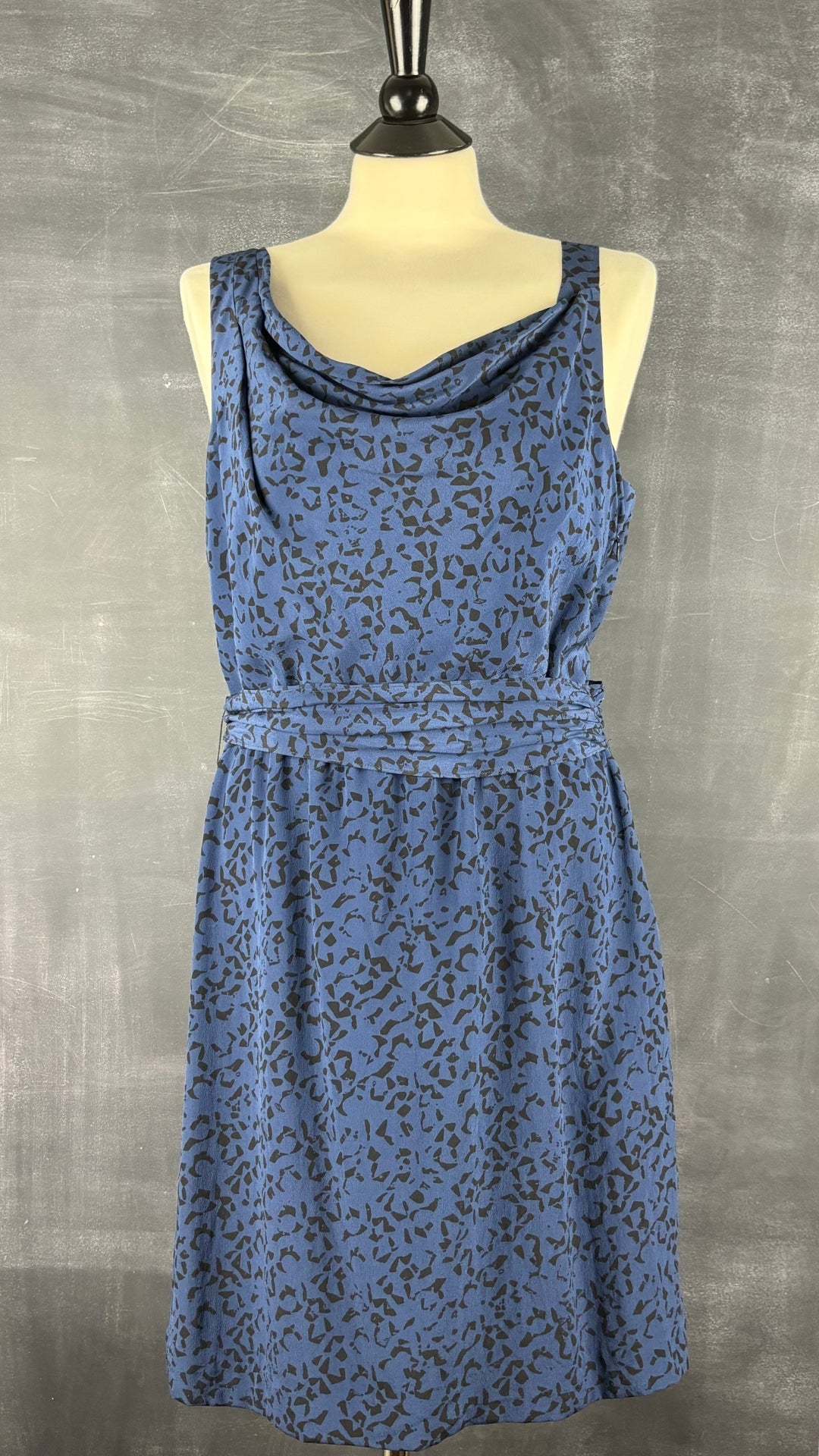 Robe bleue et noire en soie à motifs Theory, taille 8. Vue de face.