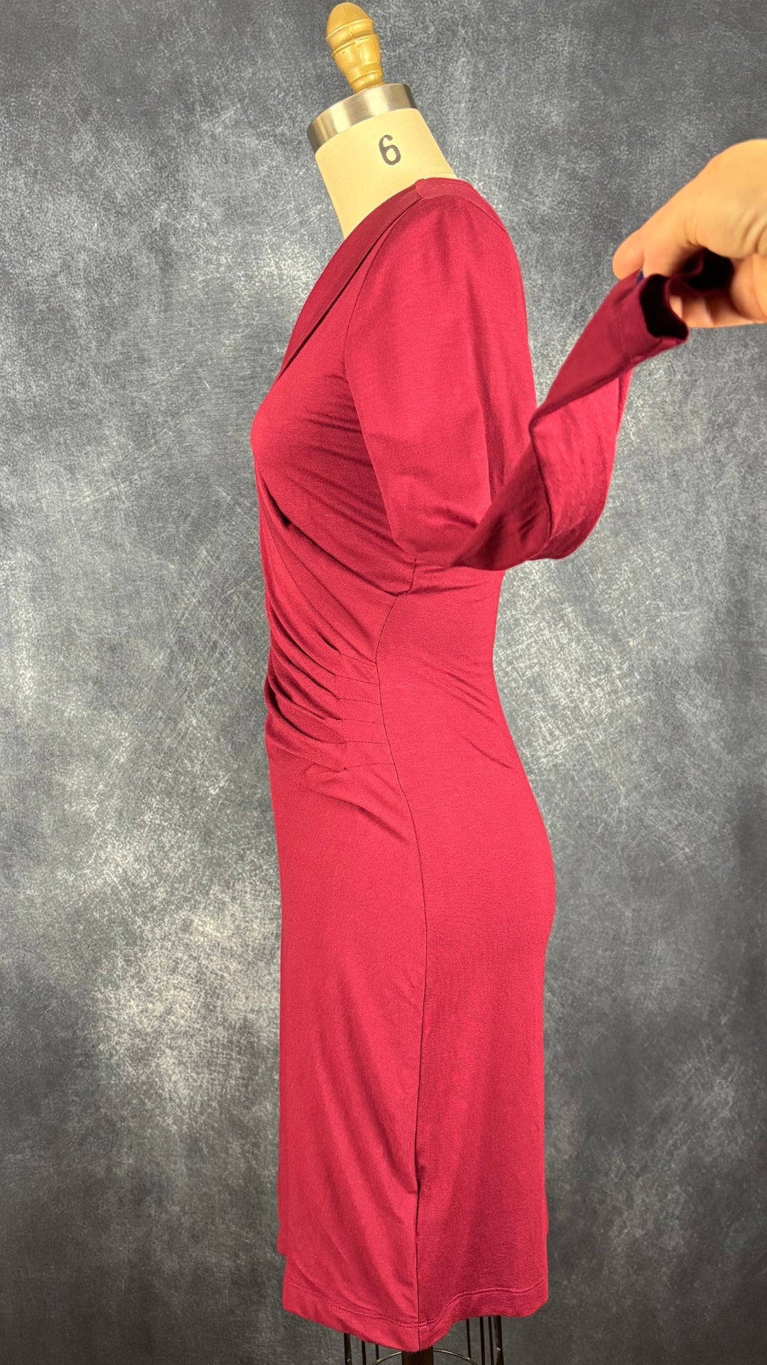 Robe bordeaux ajustée avec détail plissé à la taille Banana Republic, taille xs. Vue de côté, manche relevée.