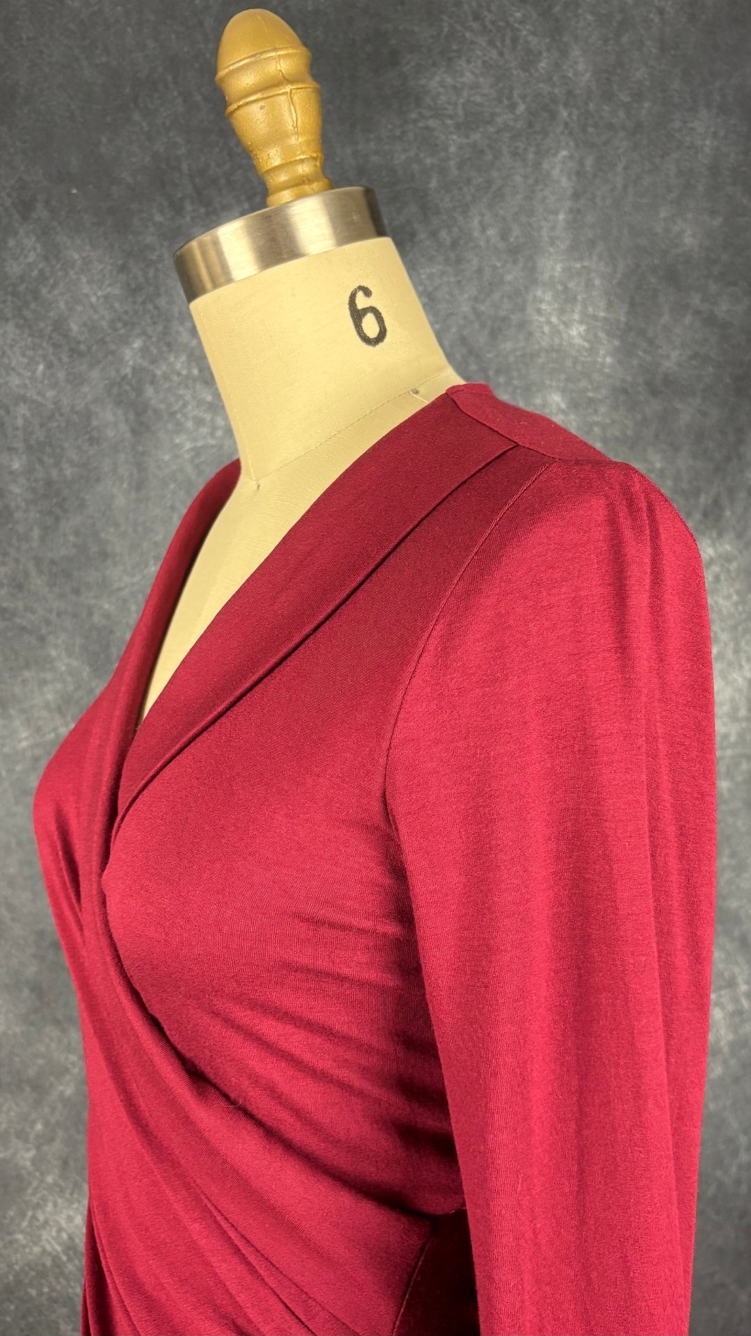 Robe bordeaux ajustée avec détail plissé à la taille Banana Republic, taille xs. Vue de l'encolure.