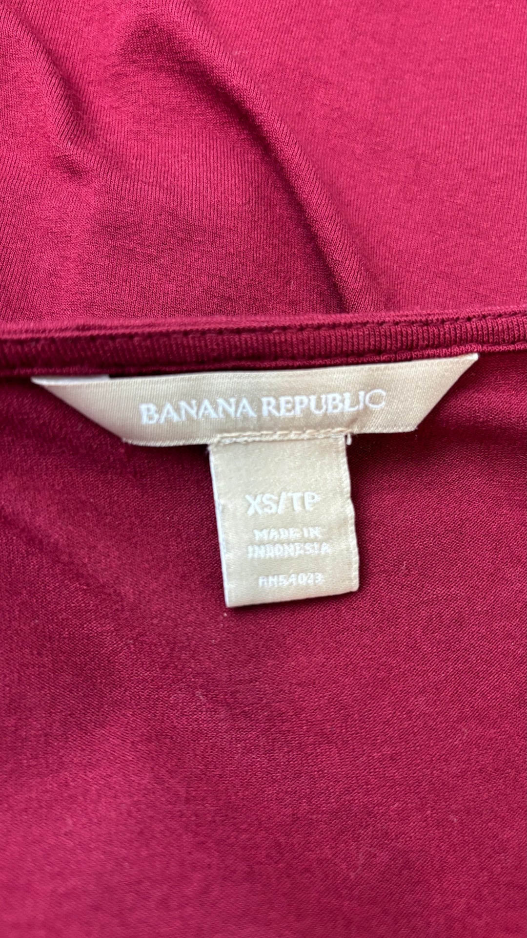 Robe bordeaux ajustée avec détail plissé à la taille Banana Republic, taille xs. Vue de l'étiquette.