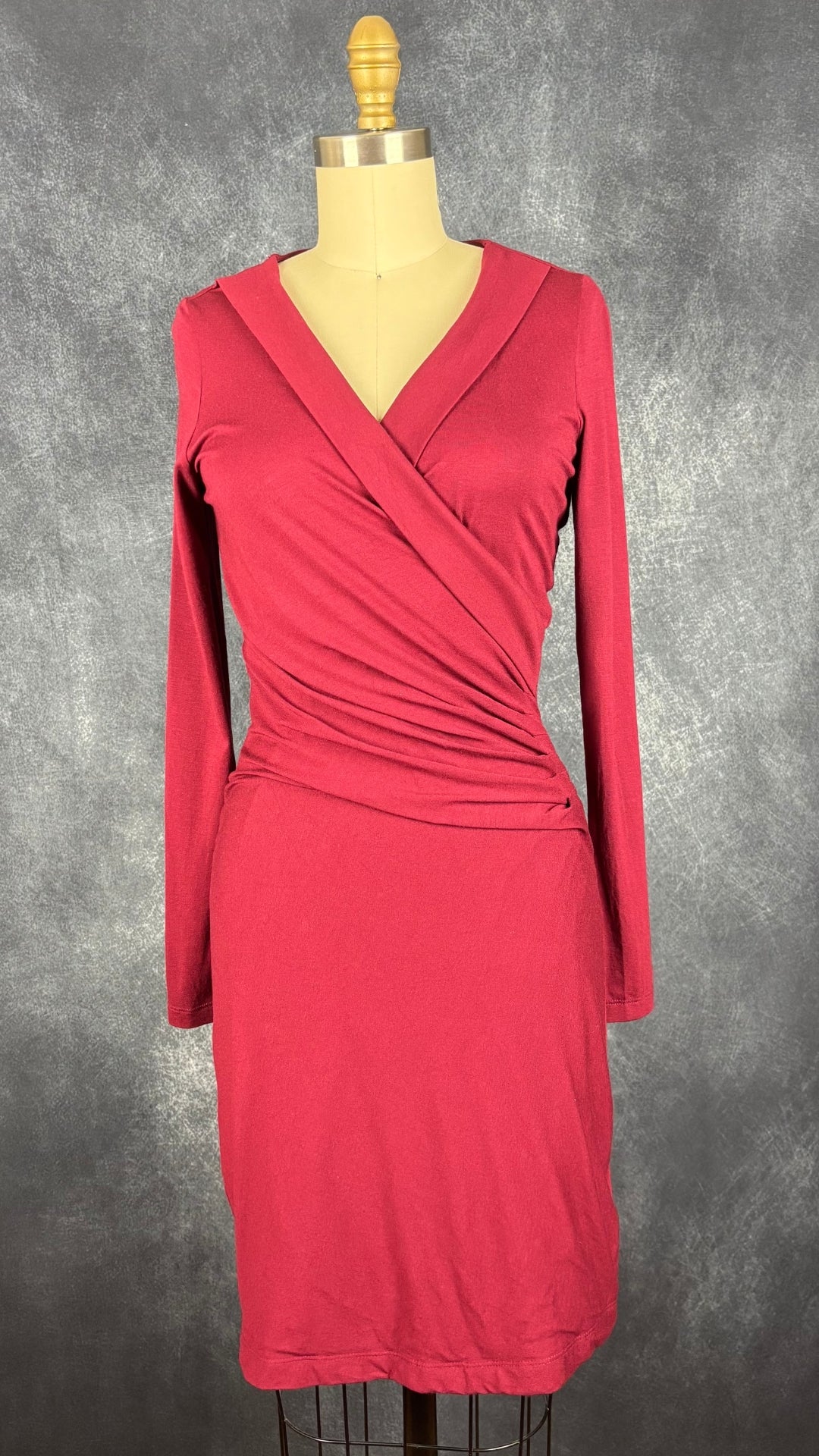 Robe bordeaux ajustée avec détail plissé à la taille Banana Republic, taille xs. Vue de face.