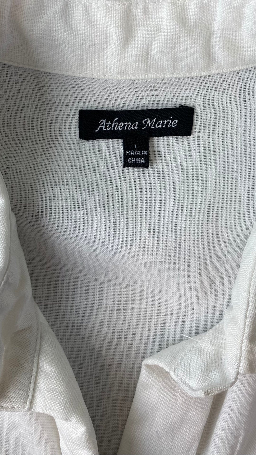 Robe boutonnée en lin asymétrique Athena Marie, taille large. Vue de l'étiquette de marque.