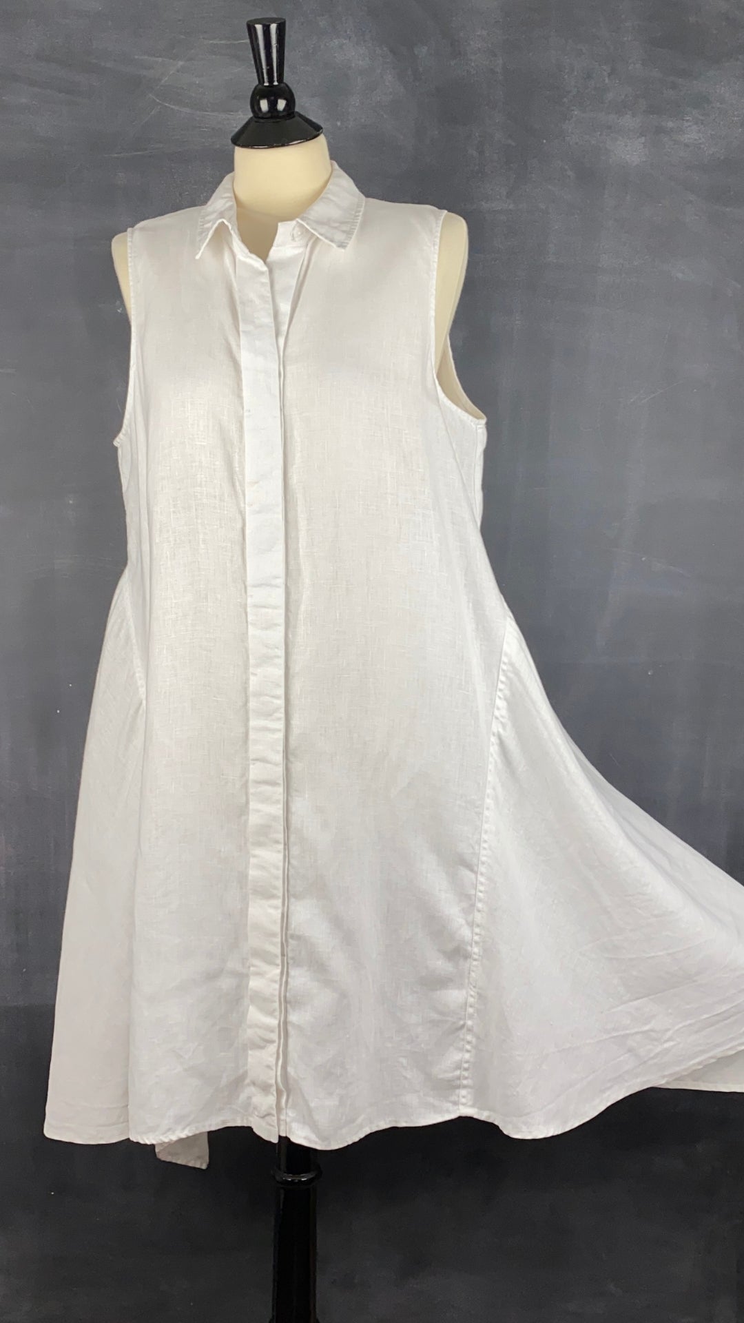 Robe boutonnée en lin asymétrique Athena Marie, taille large. Vue de face, la jupe étirée pour montrer l'ampleur.
