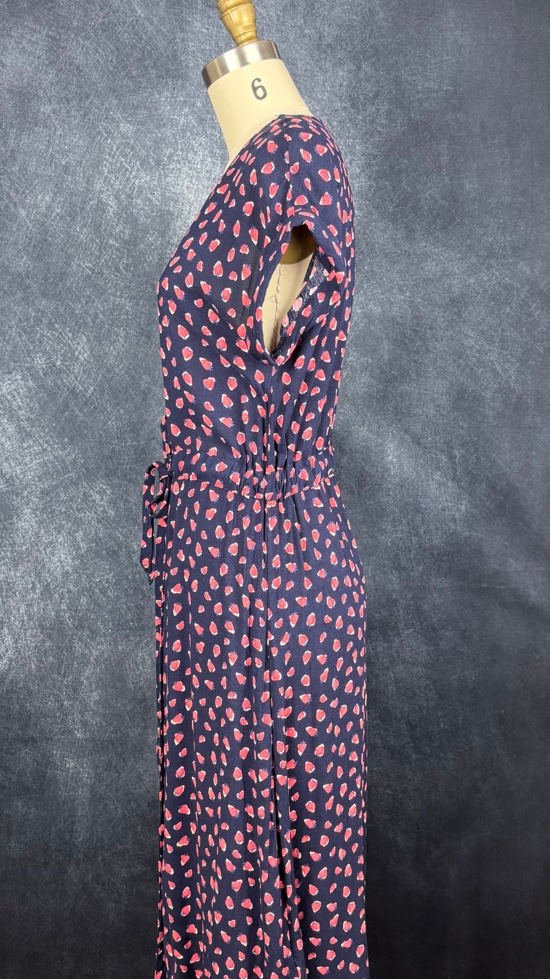 Robe midi boutonnée à motifs de fraises Joules, taille 4 (s ou petit medium). Vue de côté.