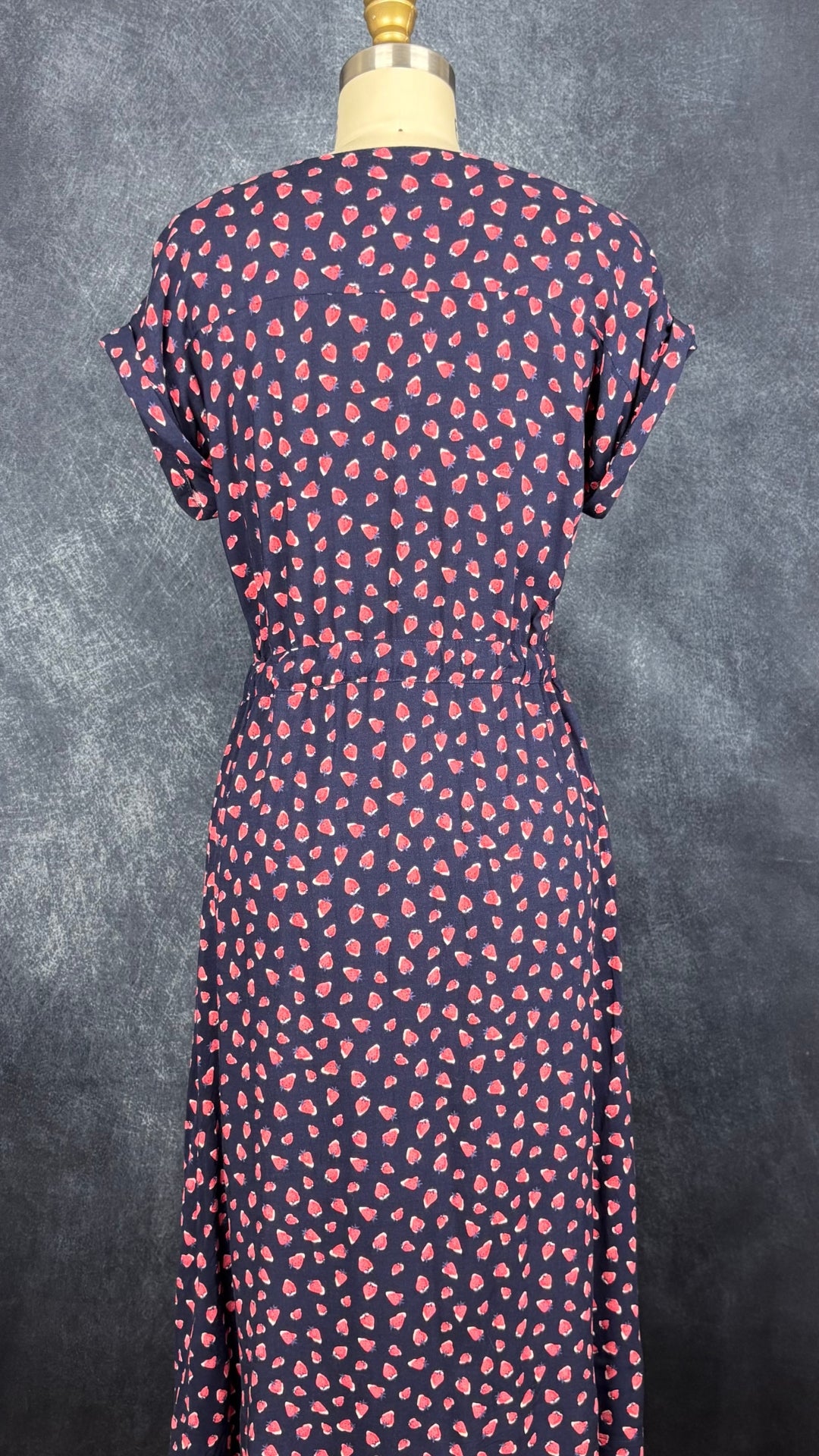 Robe midi boutonnée à motifs de fraises Joules, taille 4 (s ou petit medium). Vue de dos.