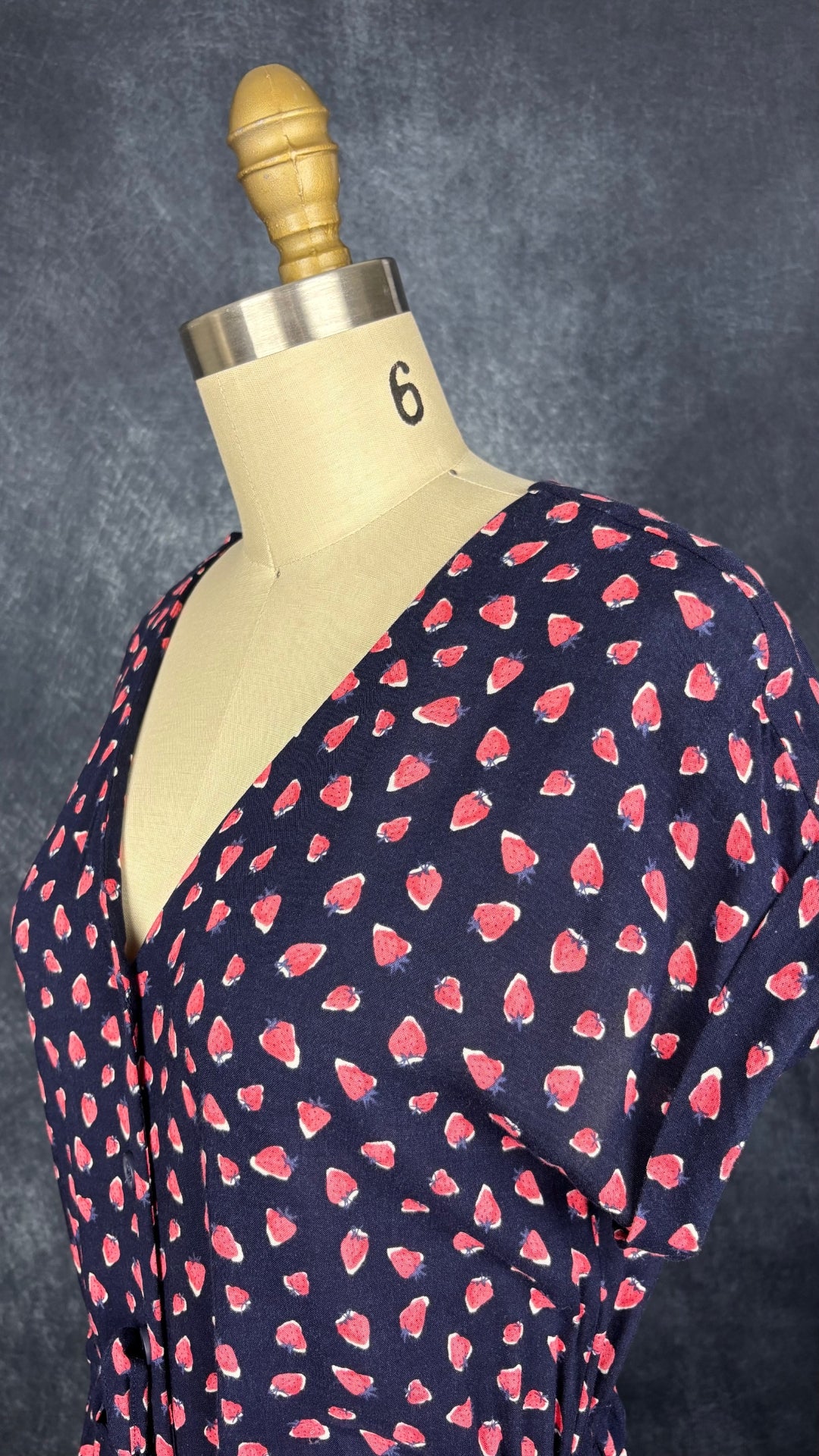 Robe midi boutonnée à motifs de fraises Joules, taille 4 (s ou petit medium). Vue de l'encolure.