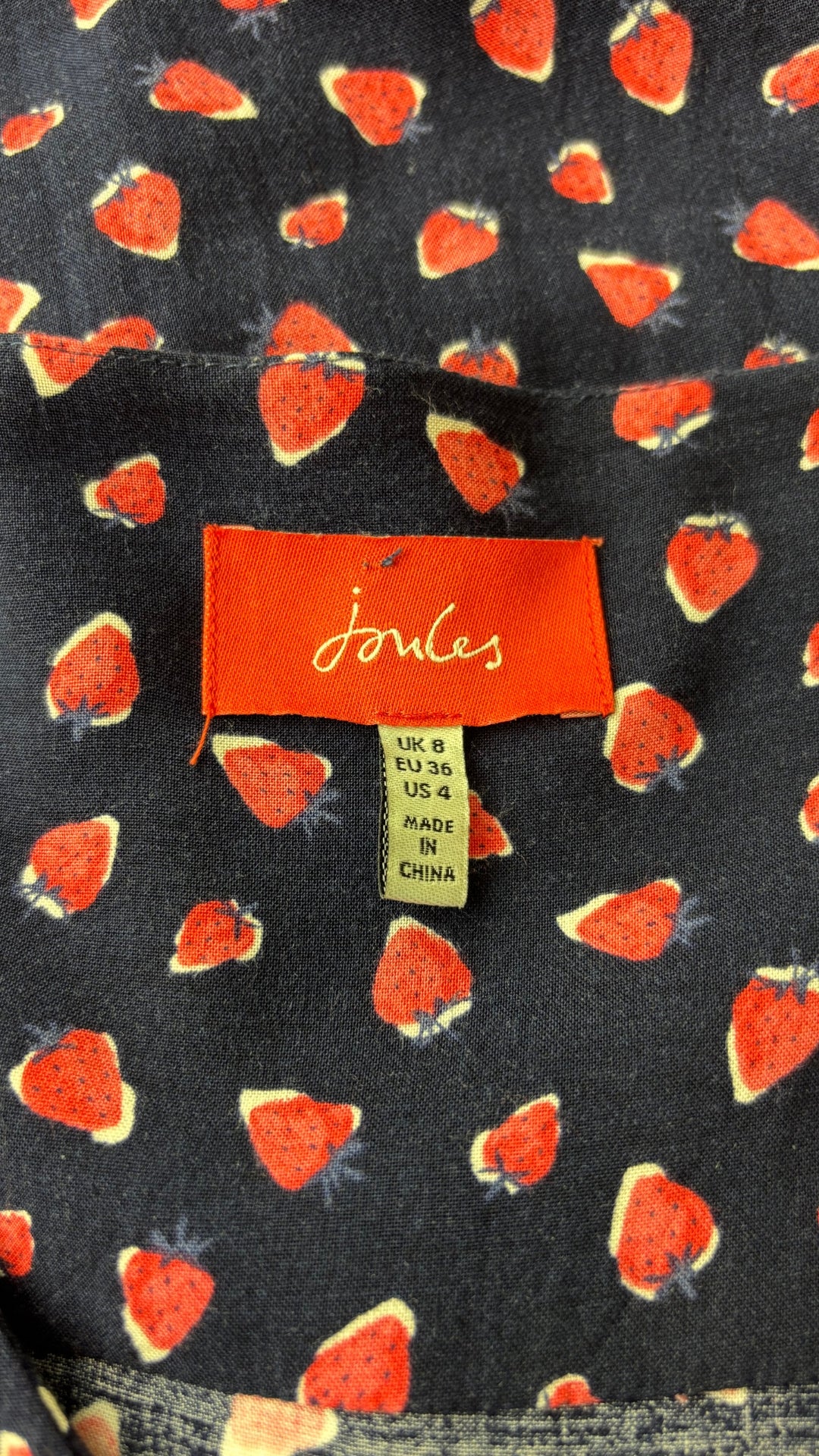 Robe midi boutonnée à motifs de fraises Joules, taille 4 (s ou petit medium). Vue de l'étiquette.