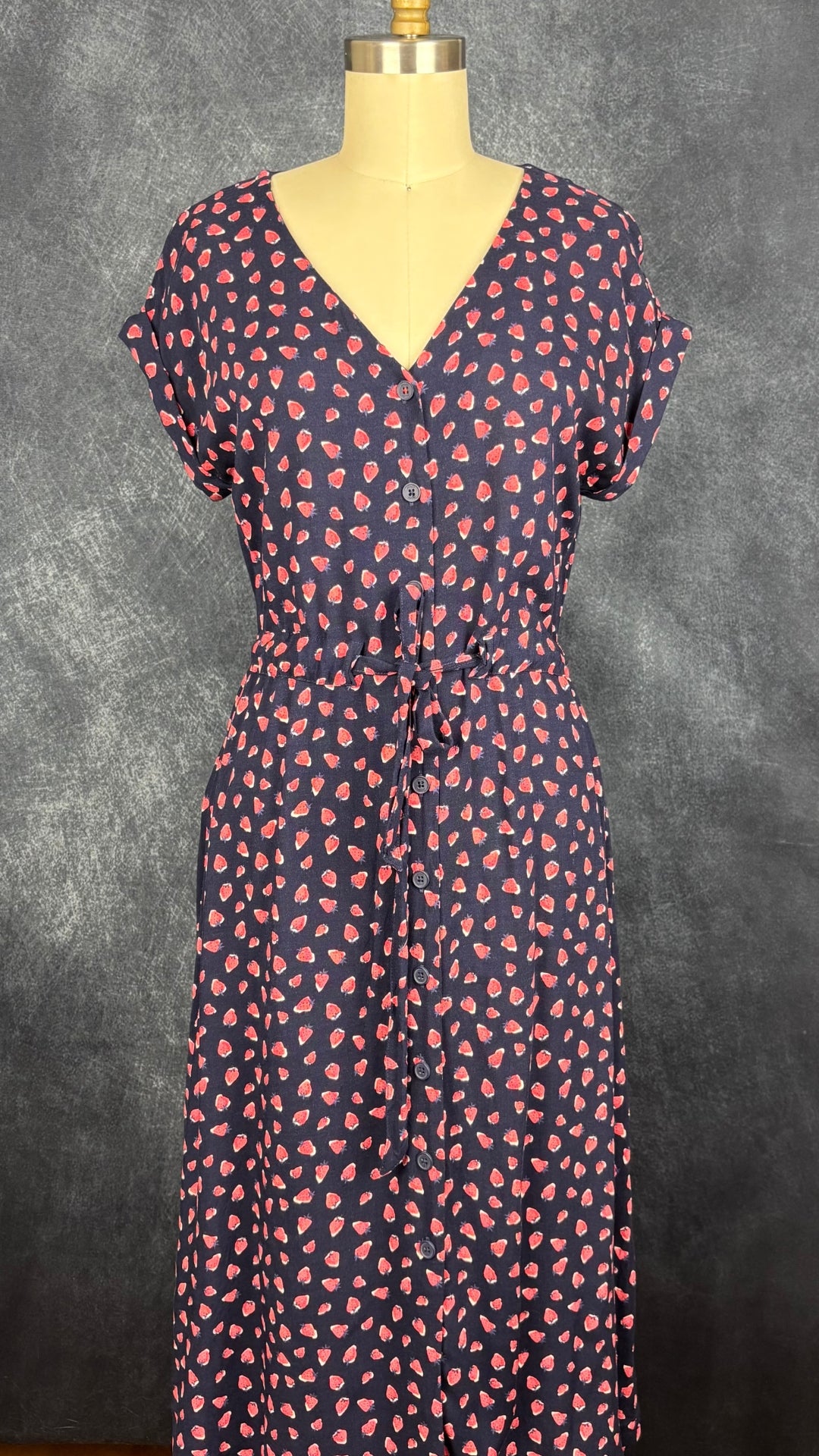 Robe midi boutonnée à motifs de fraises Joules, taille 4 (s ou petit medium). Vue de face.