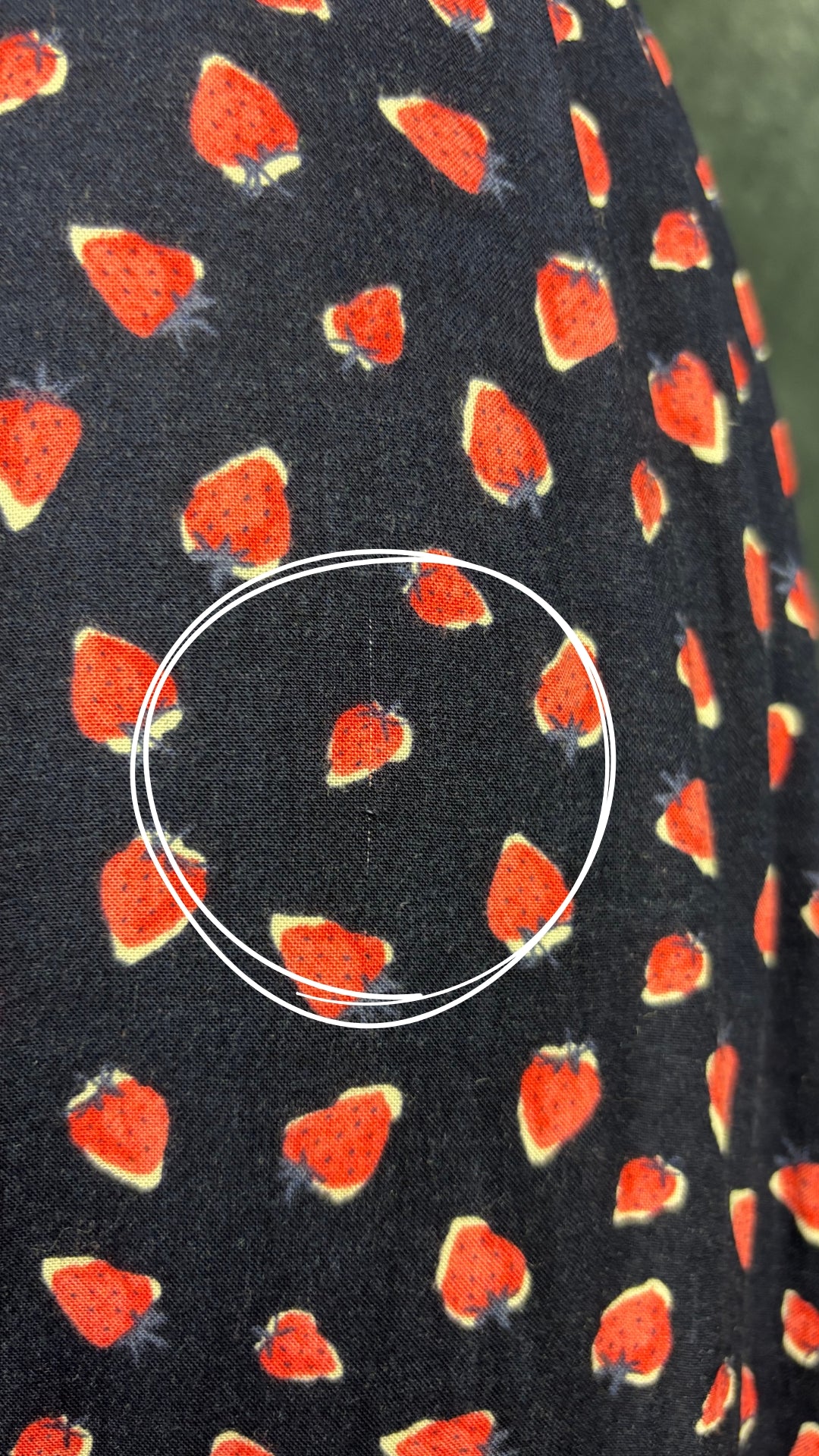 Robe midi boutonnée à motifs de fraises Joules, taille 4 (s ou petit medium). Vue de la première petite ligne dans le tissu.