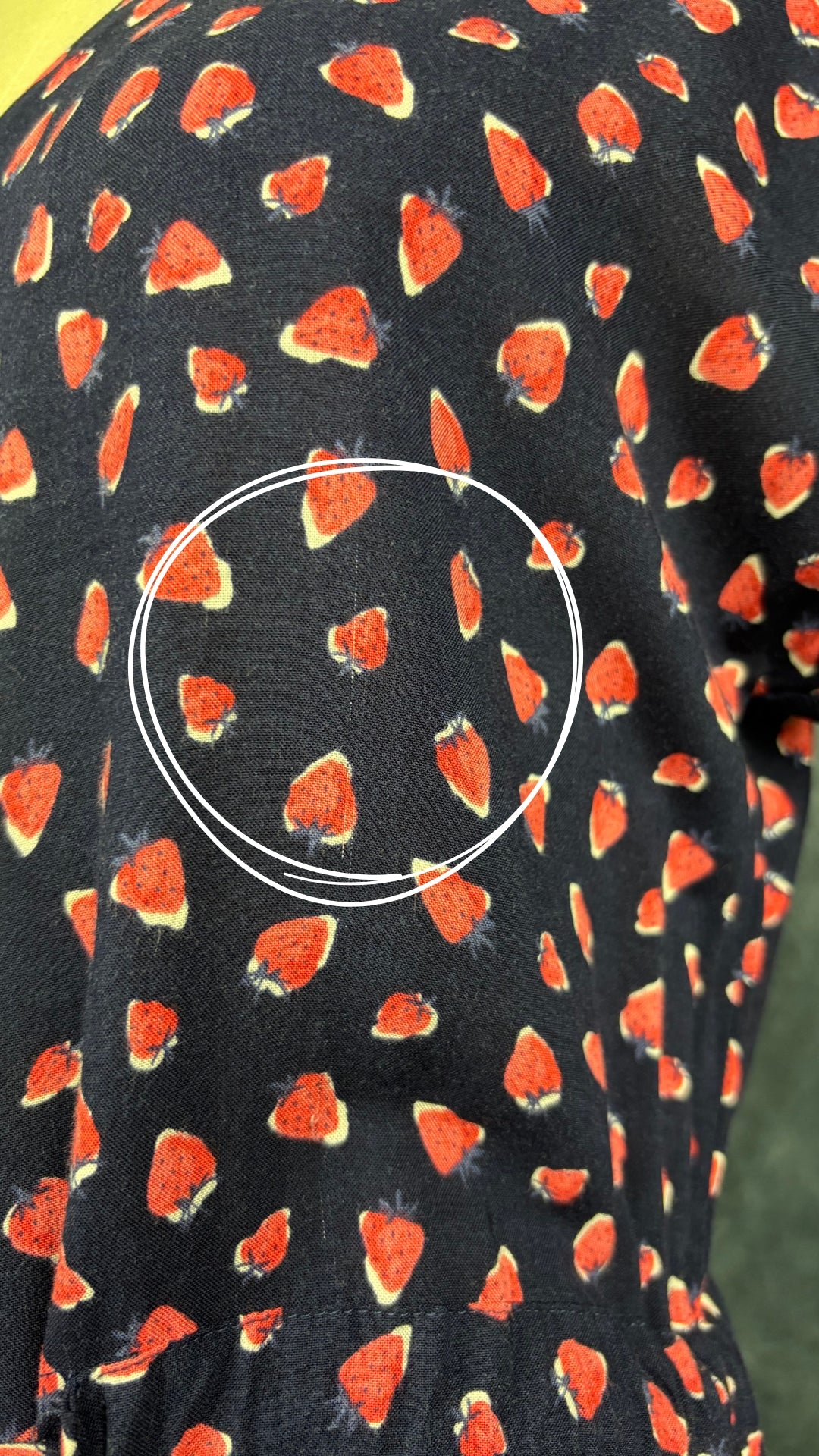 Robe midi boutonnée à motifs de fraises Joules, taille 4 (s ou petit medium). Vue de la deuxième petite ligne dans le tissu.