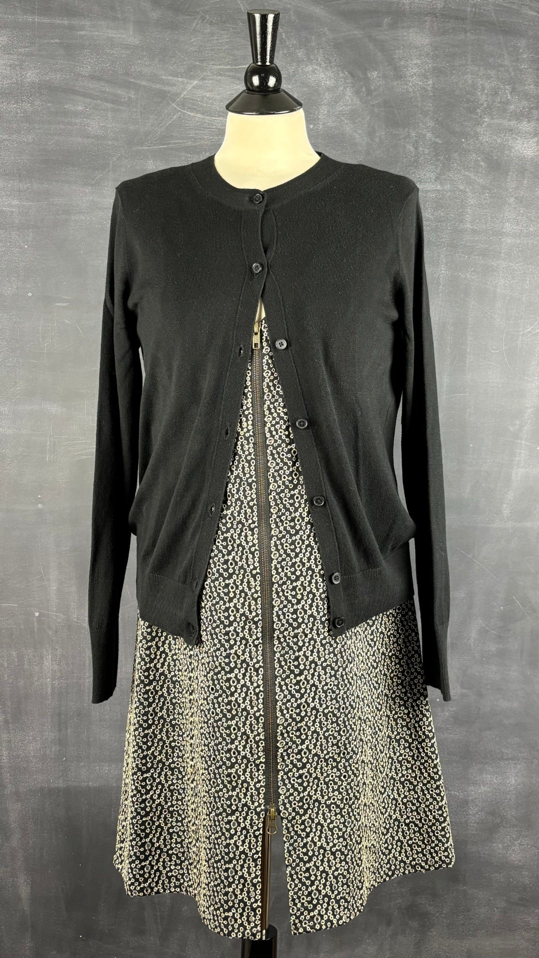 Robe en broderie anglaise Isabelle Elie Boutique, taille large. Vue de l'agencement avec le cardigan noir.