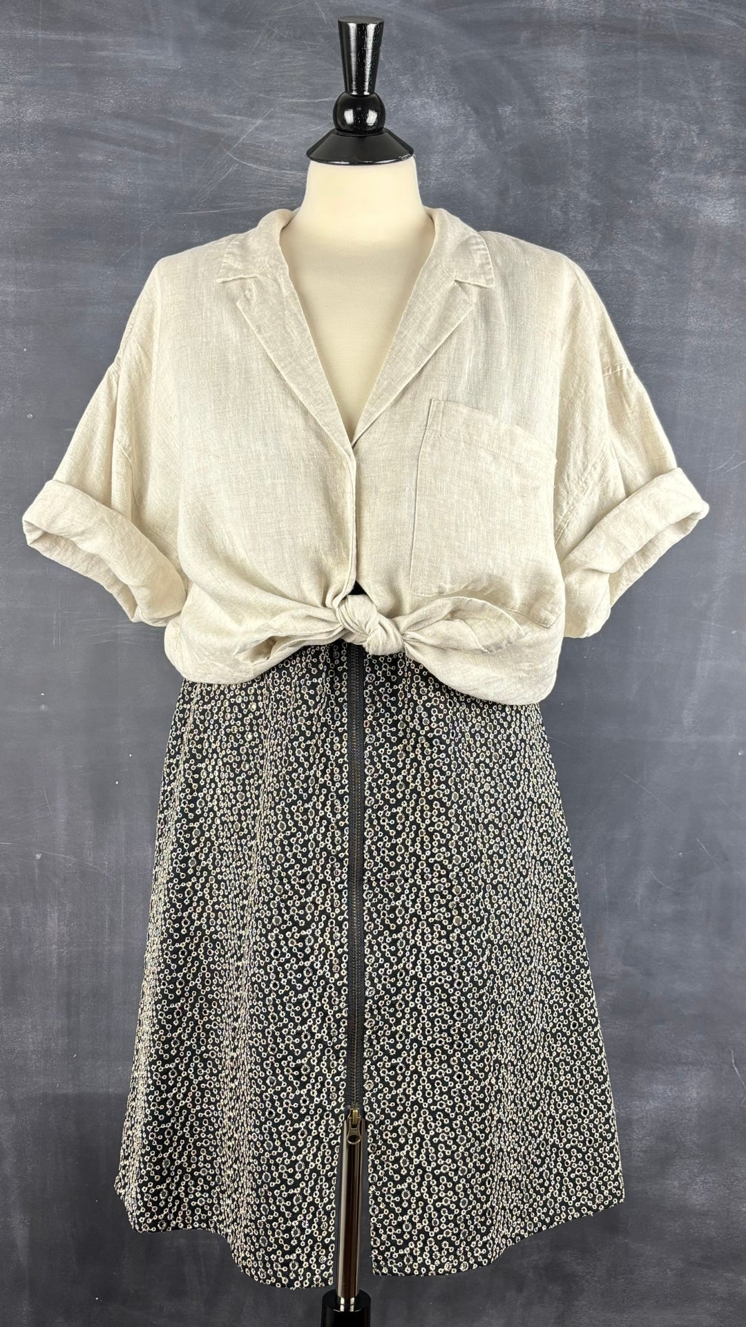 Robe en broderie anglaise Isabelle Elie Boutique, taille large. Vue de l'agencement avec le chemisier en lin naturel.