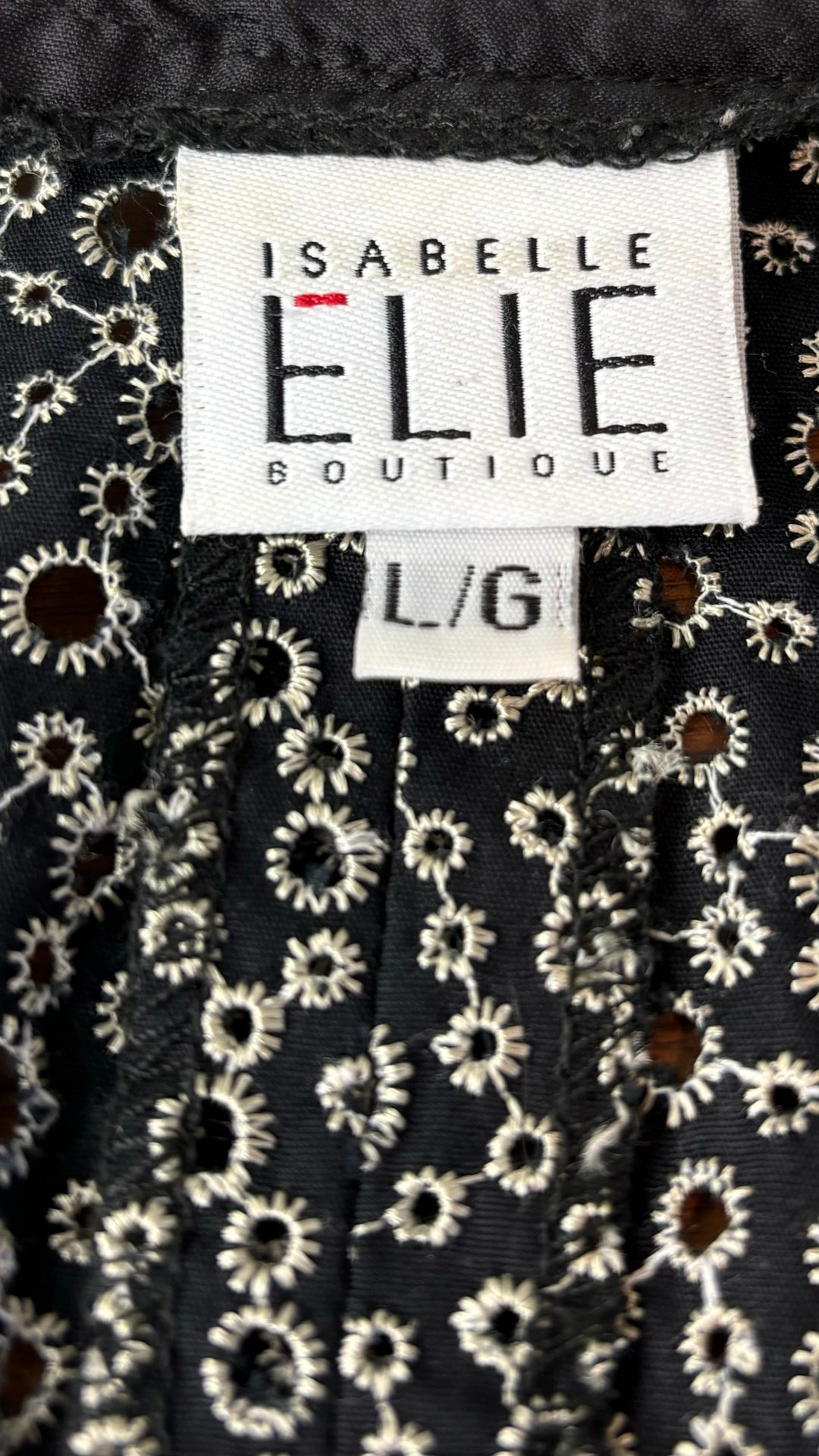 Robe en broderie anglaise Isabelle Elie Boutique, taille large. Vue de l'étiquette de marque et taille.