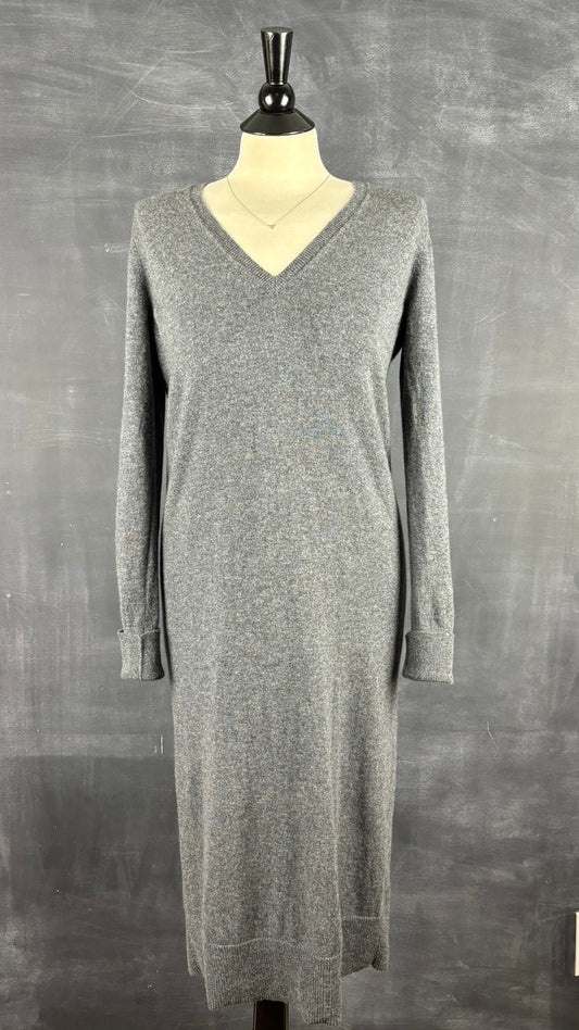 Robe en cachemire gris chiné Everlane, taille medium. Vue de face.