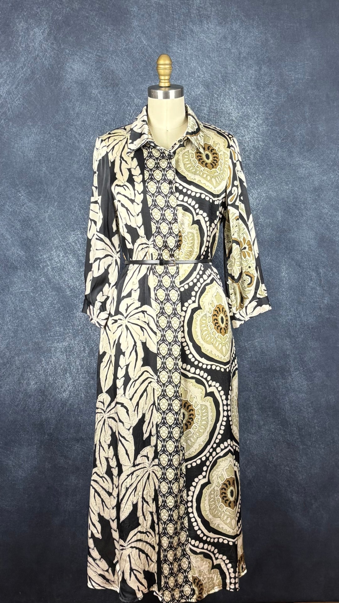 Robe style caftan à motifs magnifiques beige, noir, tan Shirtaporter, taille estimée à small/medium. Vue de face, portée avec une fine ceinture.