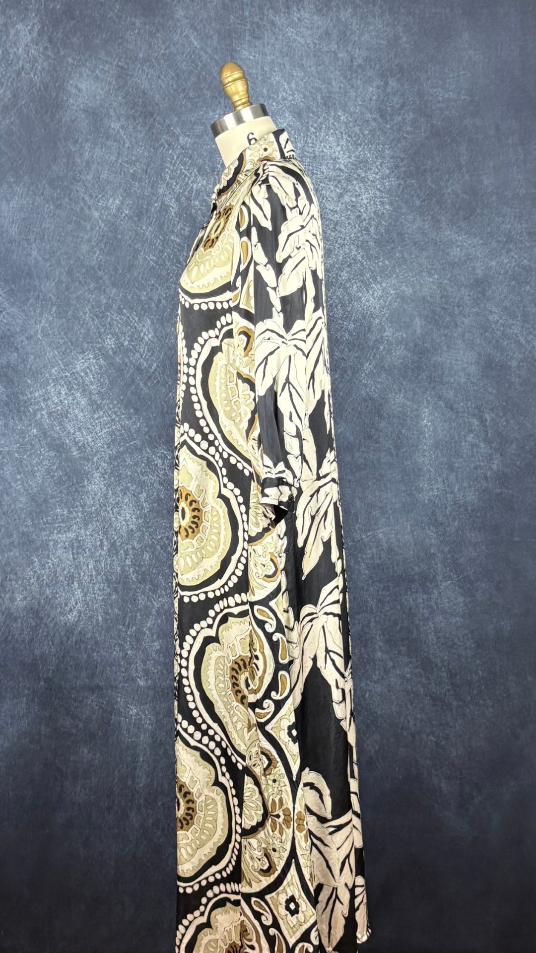Robe style caftan à motifs magnifiques beige, noir, tan Shirtaporter, taille estimée à small/medium. Vue de côté.