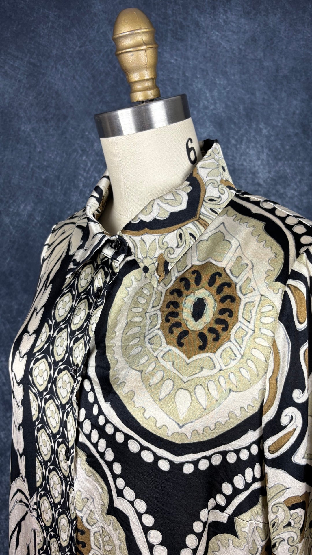 Robe style caftan à motifs magnifiques beige, noir, tan Shirtaporter, taille estimée à small/medium. Vue de l'encolure.