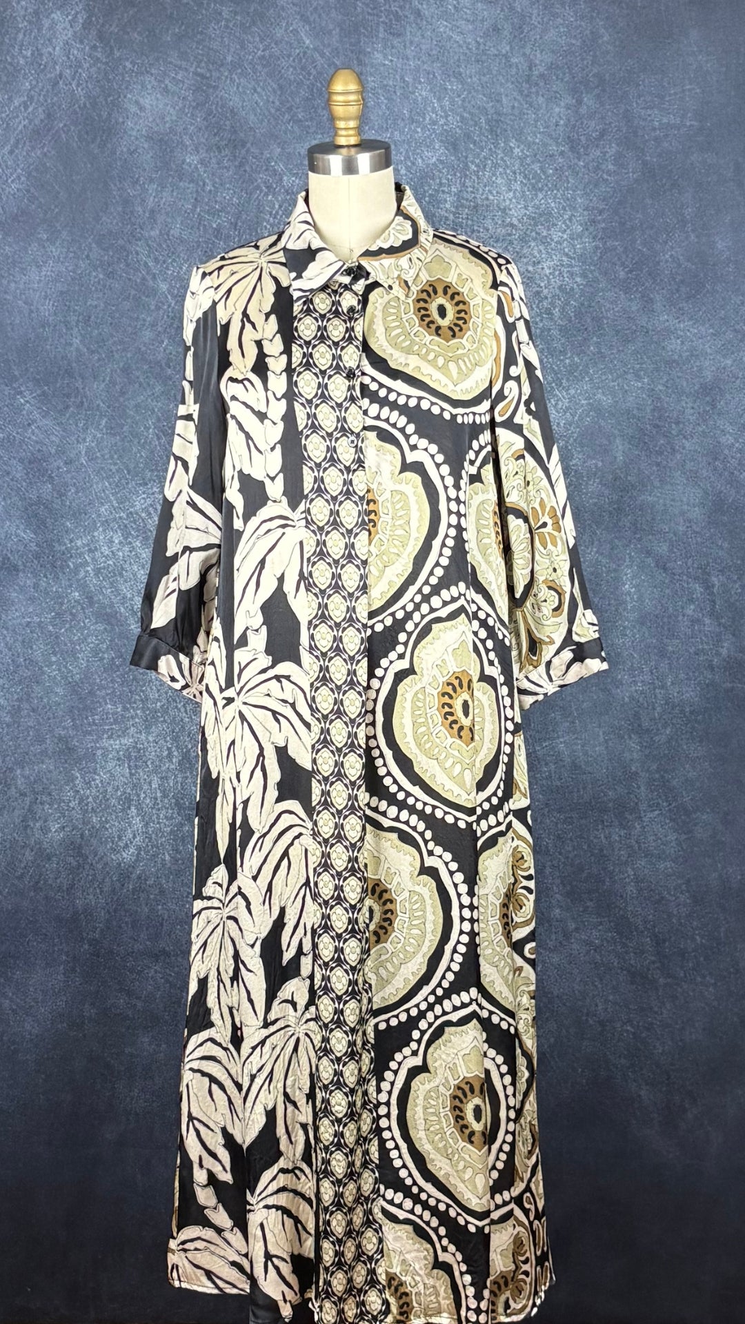 Robe style caftan à motifs magnifiques beige, noir, tan Shirtaporter, taille estimée à small/medium. Vue de face.